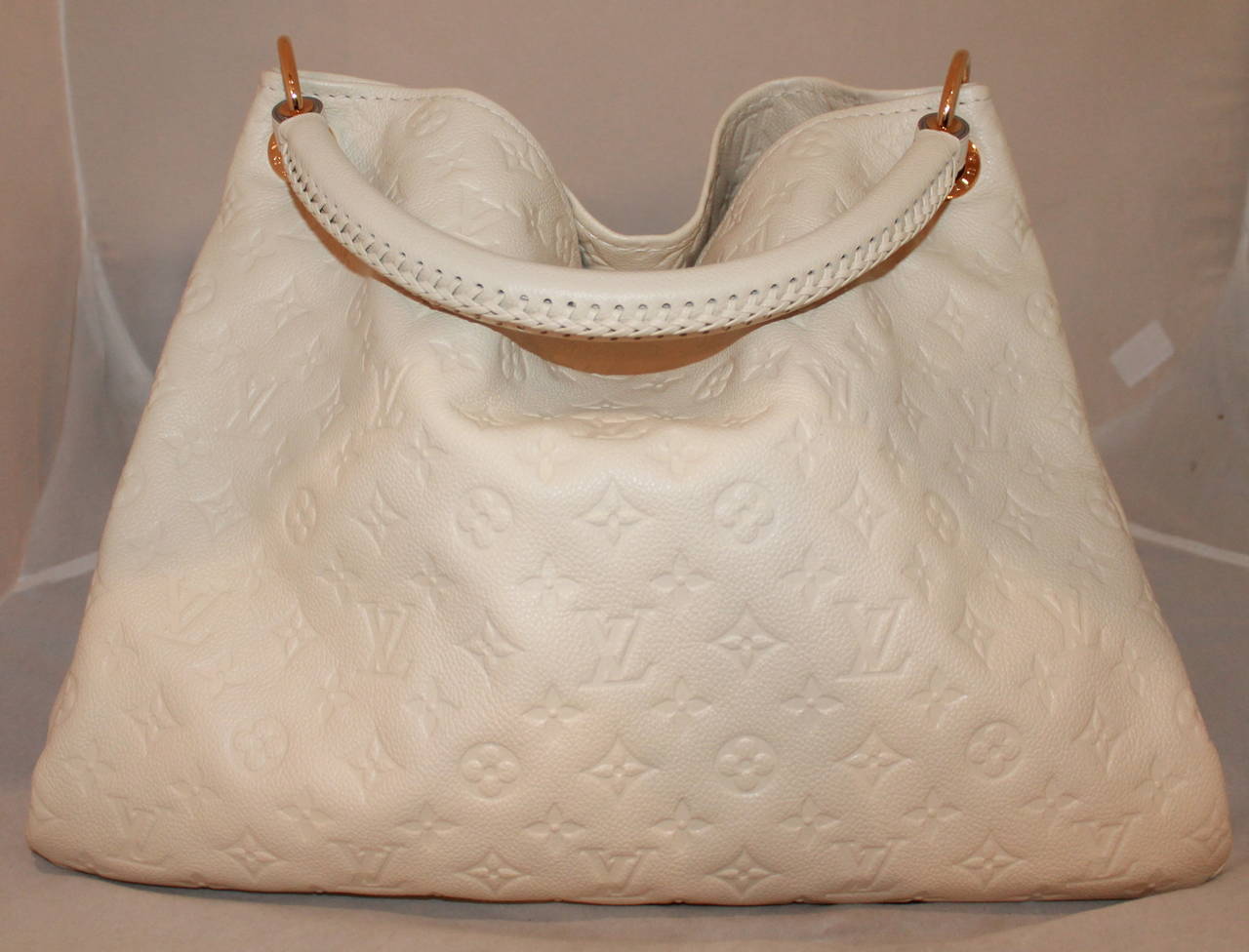 Louis Vuitton Ivory Empriente Artsy MM Bag. This bag is in impeccable condition with no markings. Comes with tag and duster. 

Measurements:
Length- 12