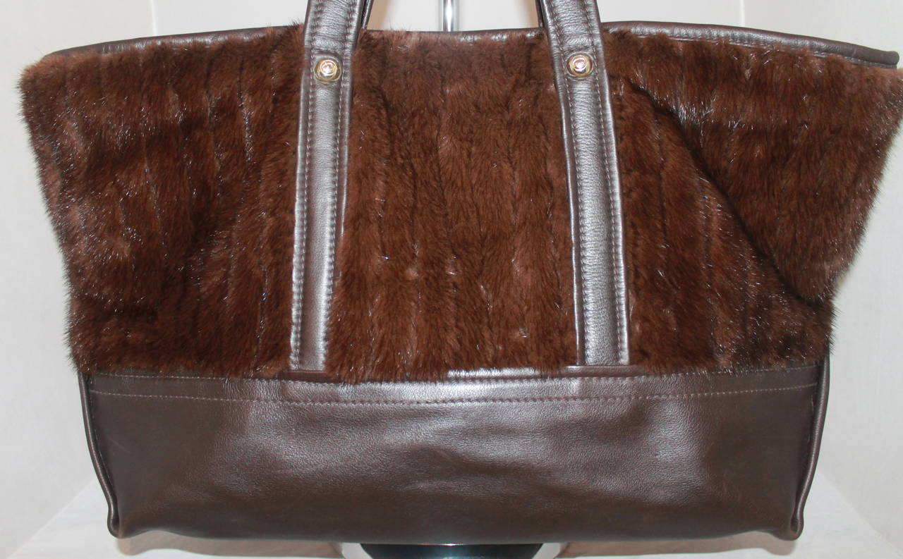 Oscar De La Renta Brown Large Mink Tote - circa 2005. This tote is in excellent condition with minor scuffs, one being in the bottom of the leather. It has a suede lining.

Measurements:
Length- 13.5