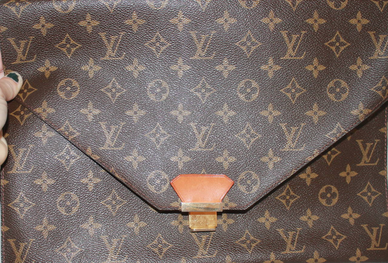 Louis Vuitton Vintage Poche Plate Envelope Clutch. This clutch is in excellent condition and could double as an ipad case with extra room. The clasp has minor markings. 

Measurements:
Length- 9.5