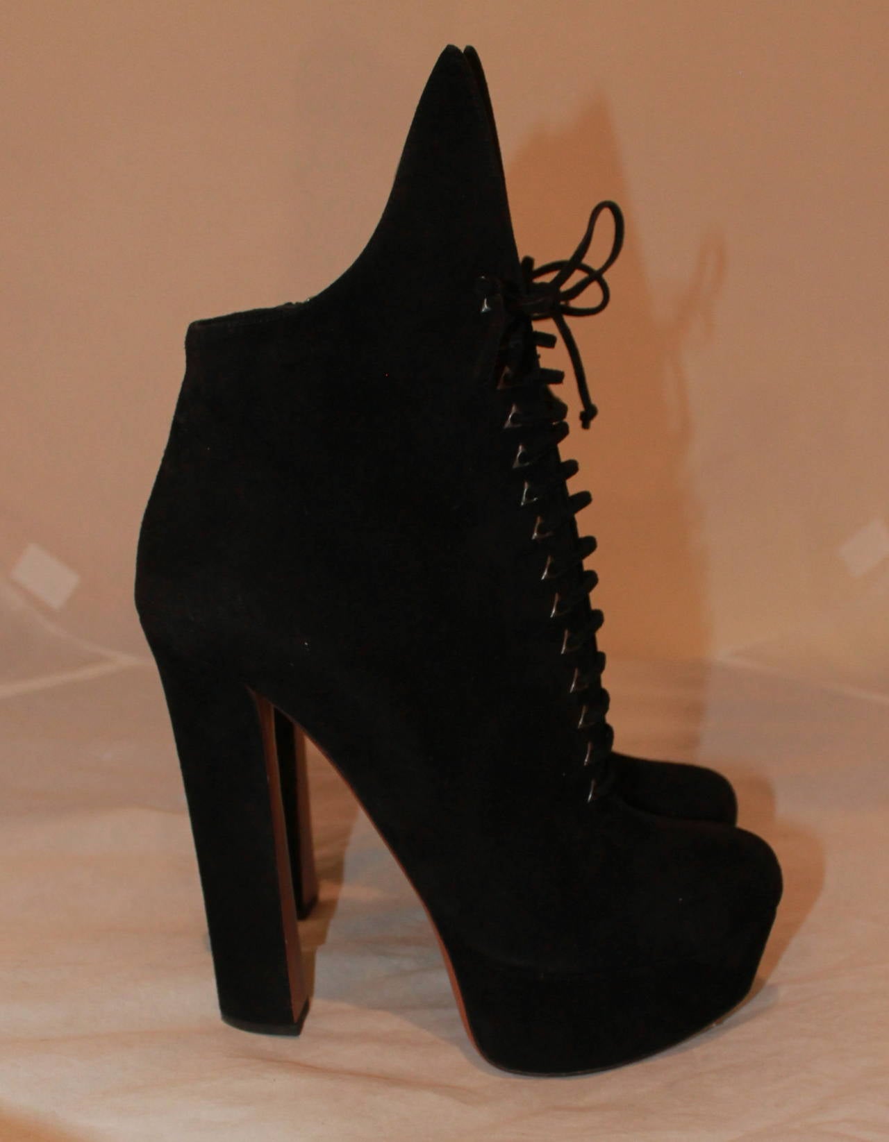 Alaia Black Suede Lace Up Platform Bootie - 40.5  In New Condition In West Palm Beach, FL