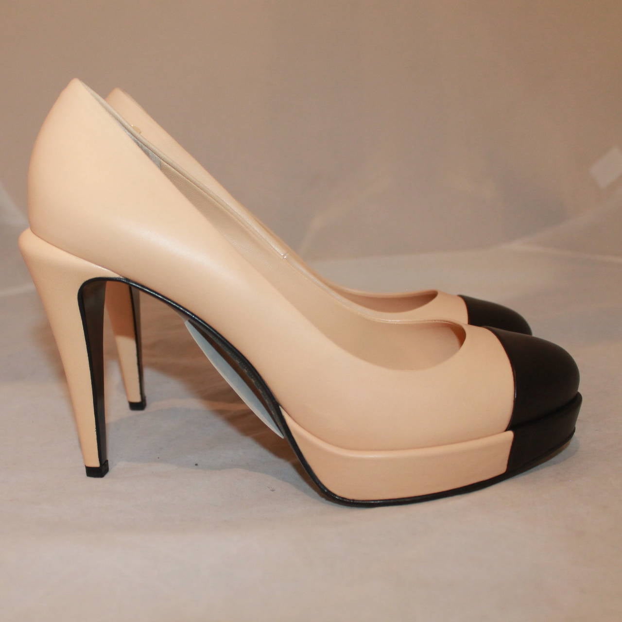 Chanel Black & Tan Shoes with Platform - 39.5 In Excellent Condition In West Palm Beach, FL