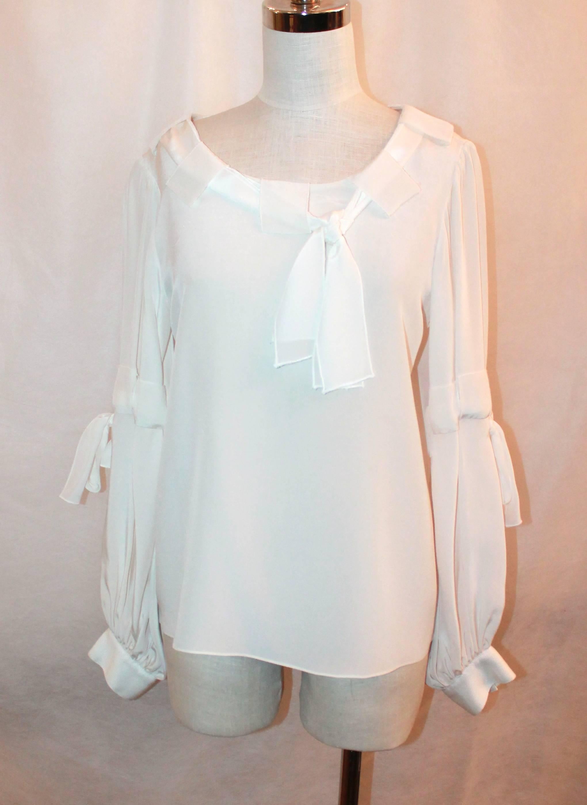 Oscar de la Renta Ivory Long Sleeve Blouse - 8

This Oscar de la Renta blouse is 100% silk and in excellent condition. It has a bow sash on the neck line and along the sleeves. 

Measurements:

Bust - 19.5