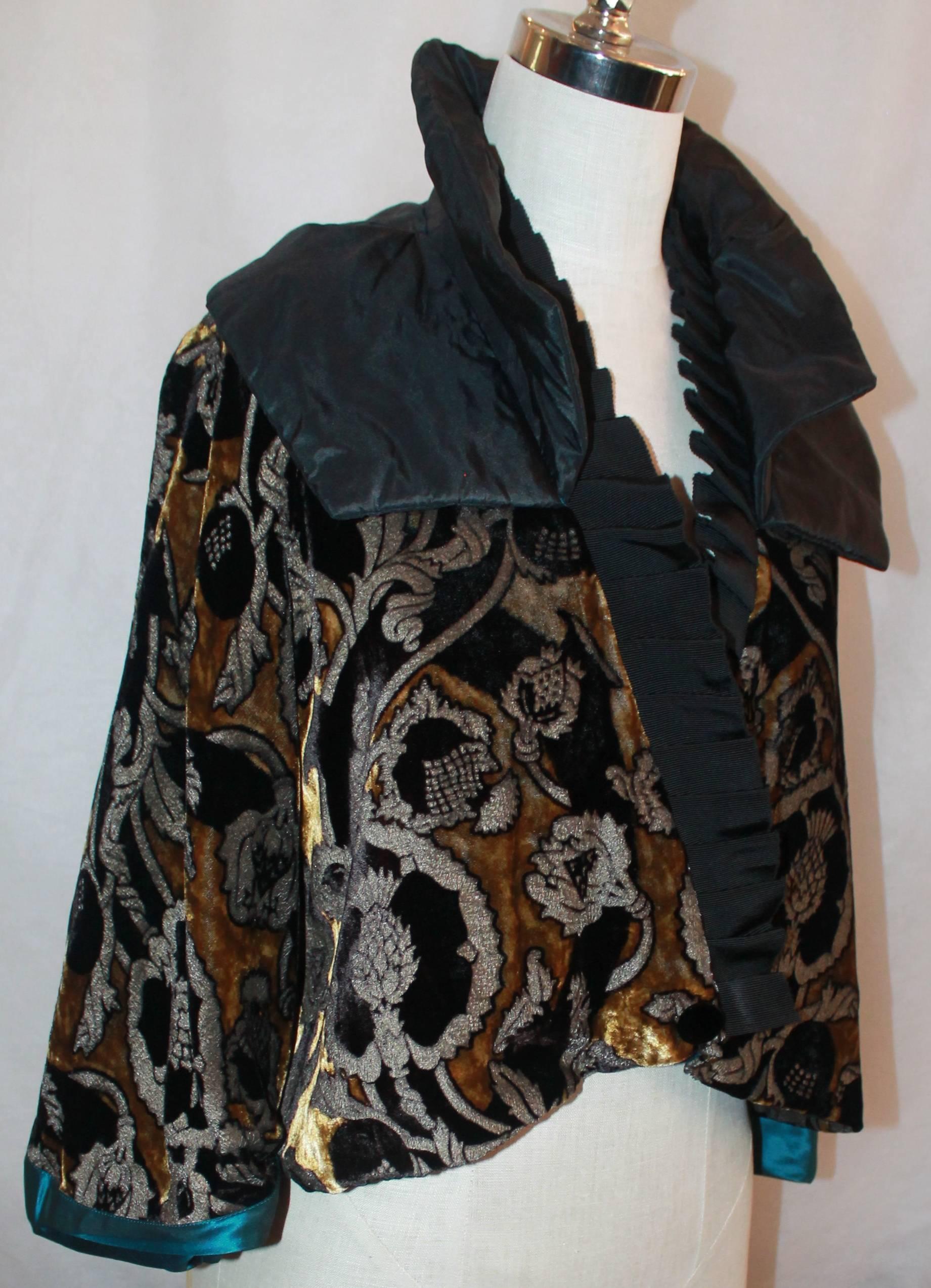 Etro Bolero with Taffeta Collar - M

This Bolero is in excellent condition and has a cut velvet look with black grograin trim and a black taffeta teal collar. There is a matching teal dress available in store. Purchase separately.
