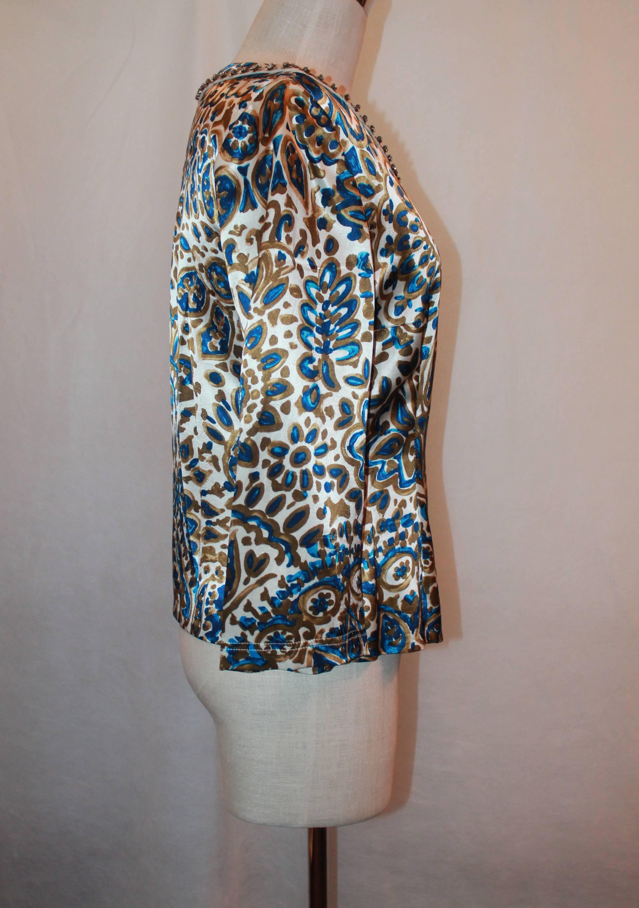 Elfenbeinfarbene, blaue und goldene Seidenbluse mit Paisleymuster und Strassbesatz - 42 (Grau) im Angebot