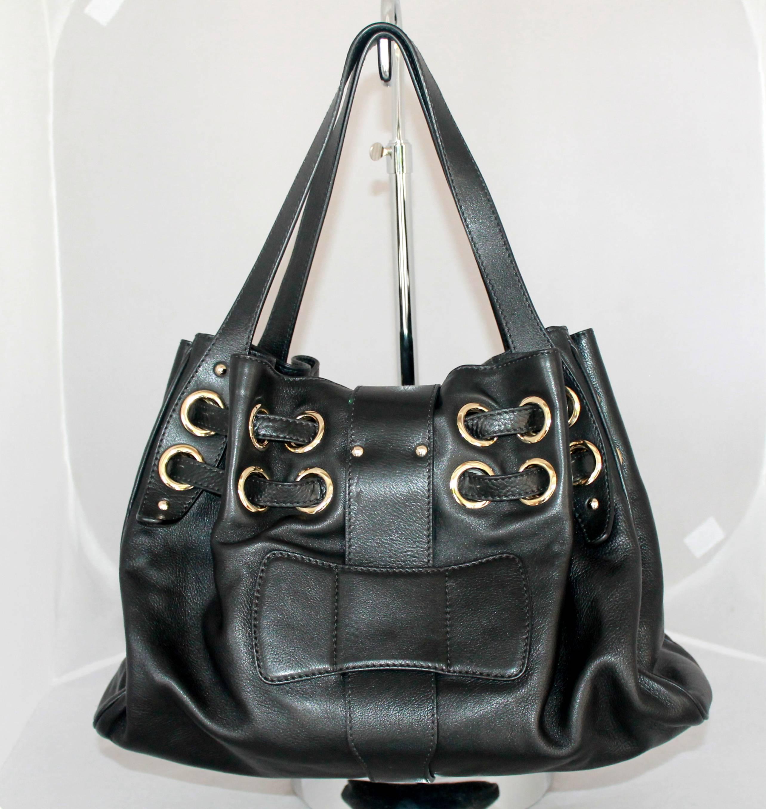 Borsa Ramona in pelle nera di Jimmy Choo - GHW.  Questa bellissima borsa è in ottime condizioni.  Ha una ferramenta color oro chiaro e gommini con pelle intrecciata.  L'interno è foderato in pelle scamosciata color marrone.

Misure:
Altezza: