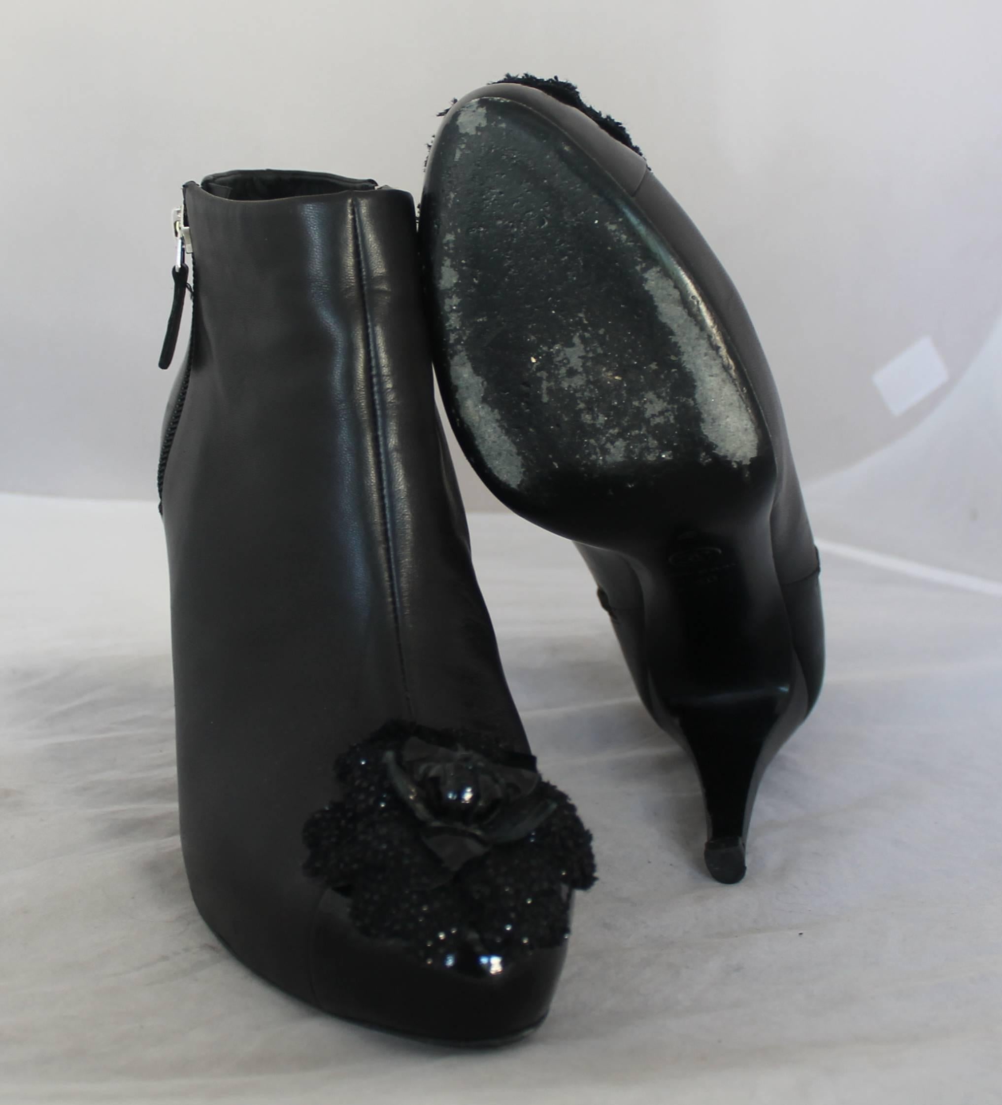 Chanel Bottines à talons en cuir noir avec camélia sur le devant - 40 Pour femmes en vente