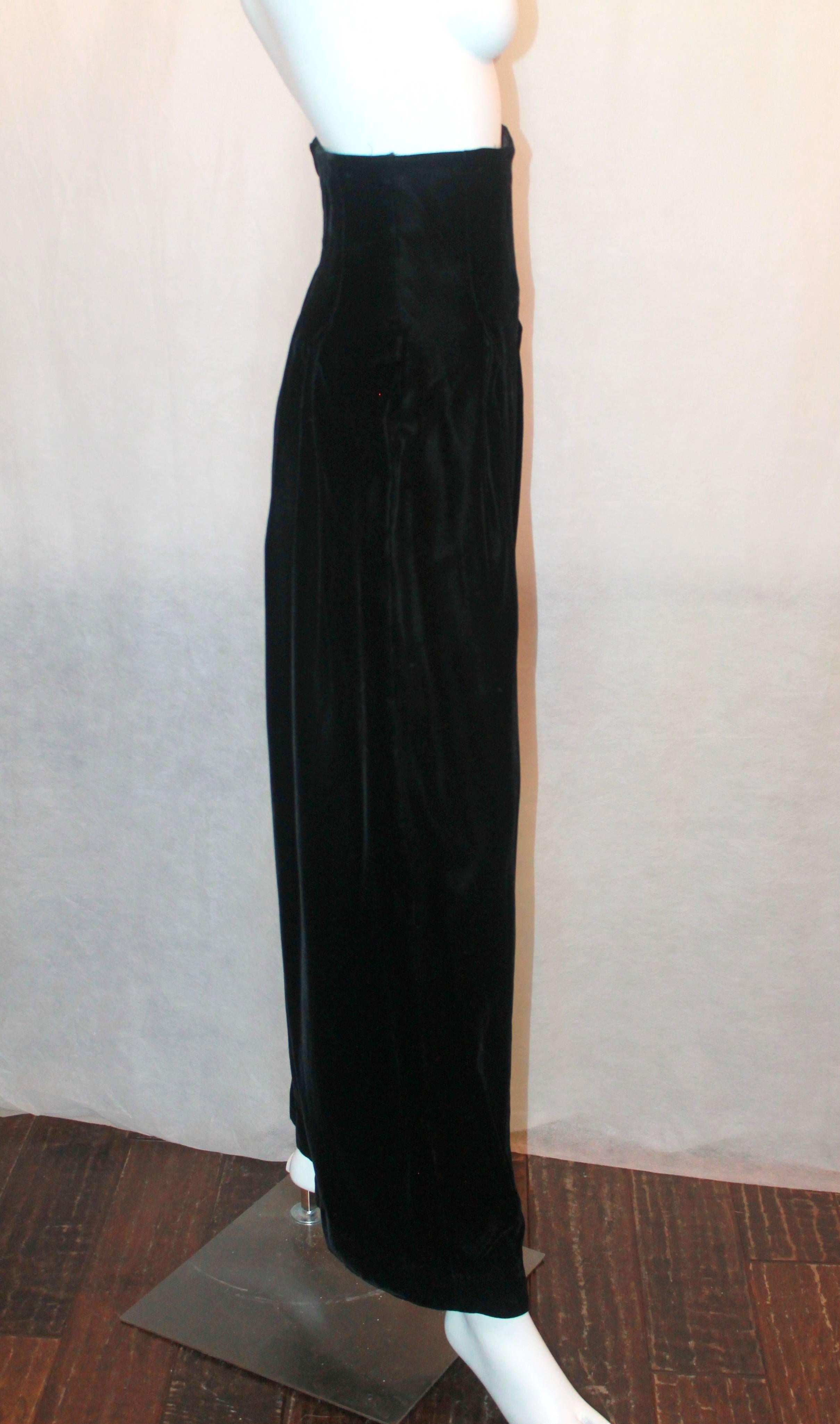 Victor Costa 1970's Vintage Black Velvet High-Waisted Palazzo Pants - 4. These pants are in excellent vintage condition and have side pockets with a back zip. There is boning inside in the waist area and pleating on the