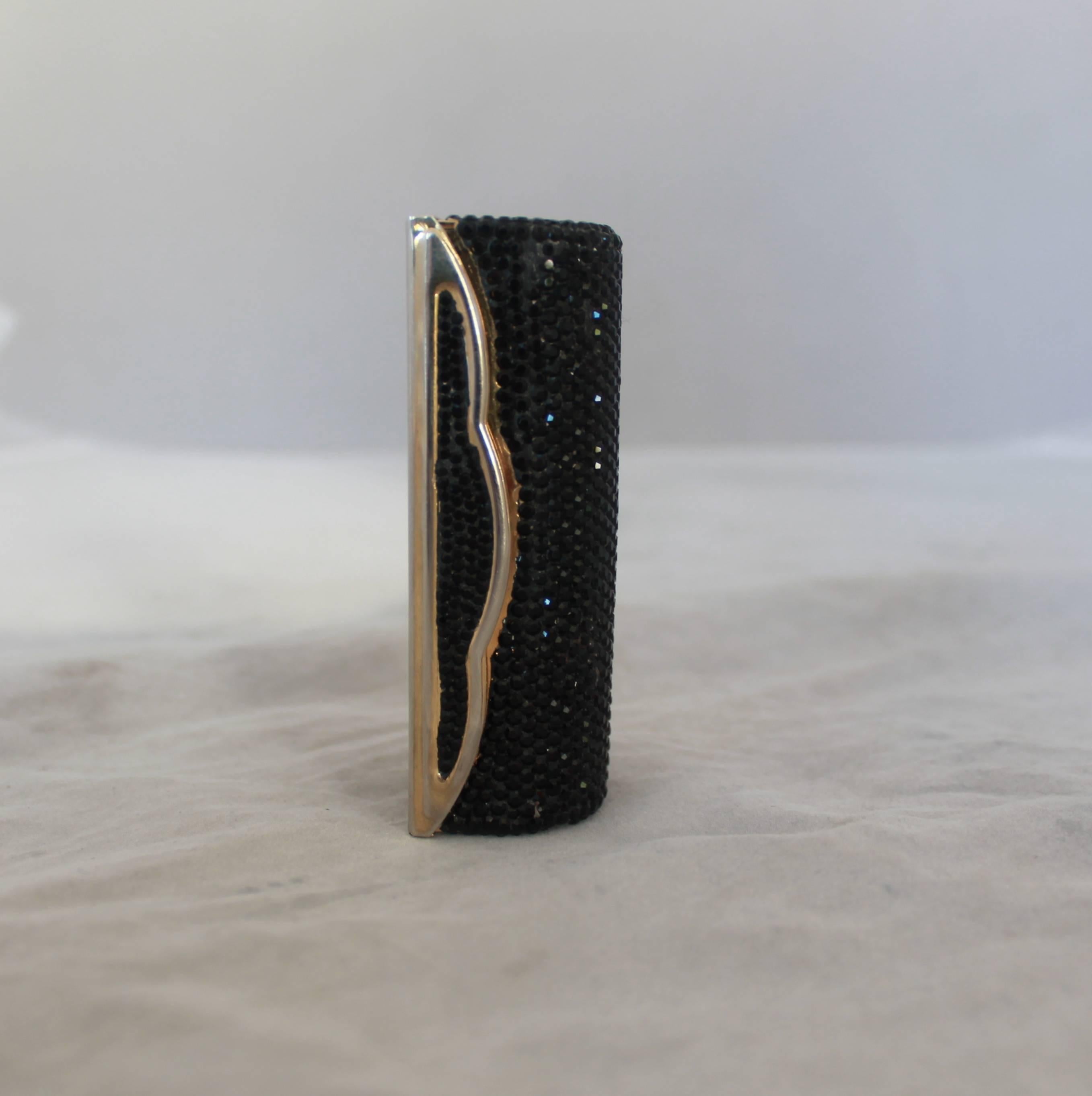 Judith Leiber Vintage Black Rhinestone Lipstick Case

This Lipstick Case is in good vintage condition with some missing rhinestones and the gold trim losing its shine. 

Measurements:

Height - 1.25