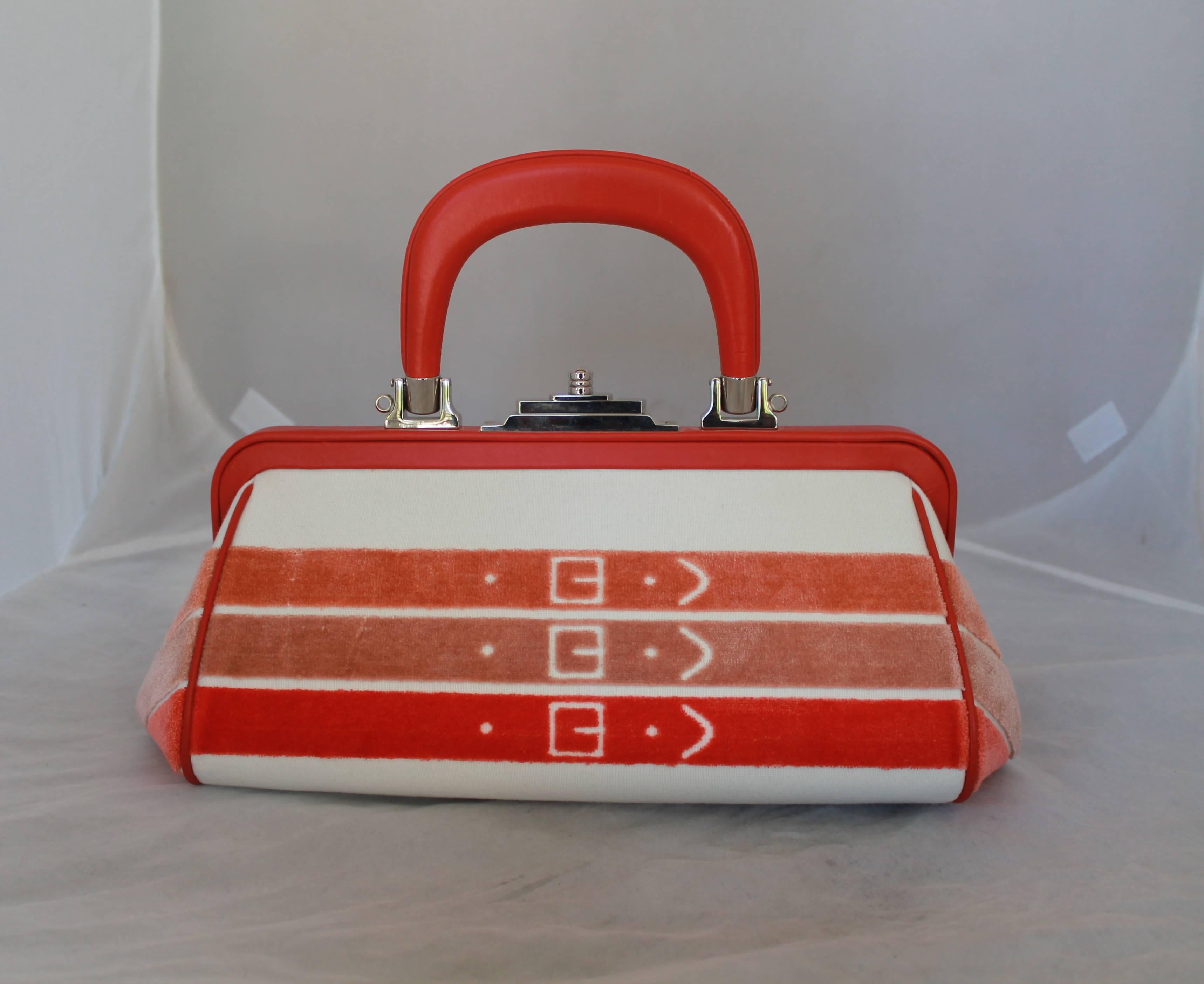 Roberta Di Camerino Orange and White Velvet Handbag

This bag is in excellent vintage condition. It is white and orange with velvet stripes and cotton fabric on top half. It has silver hardware and clasps shut. Also comes with strap to make into a