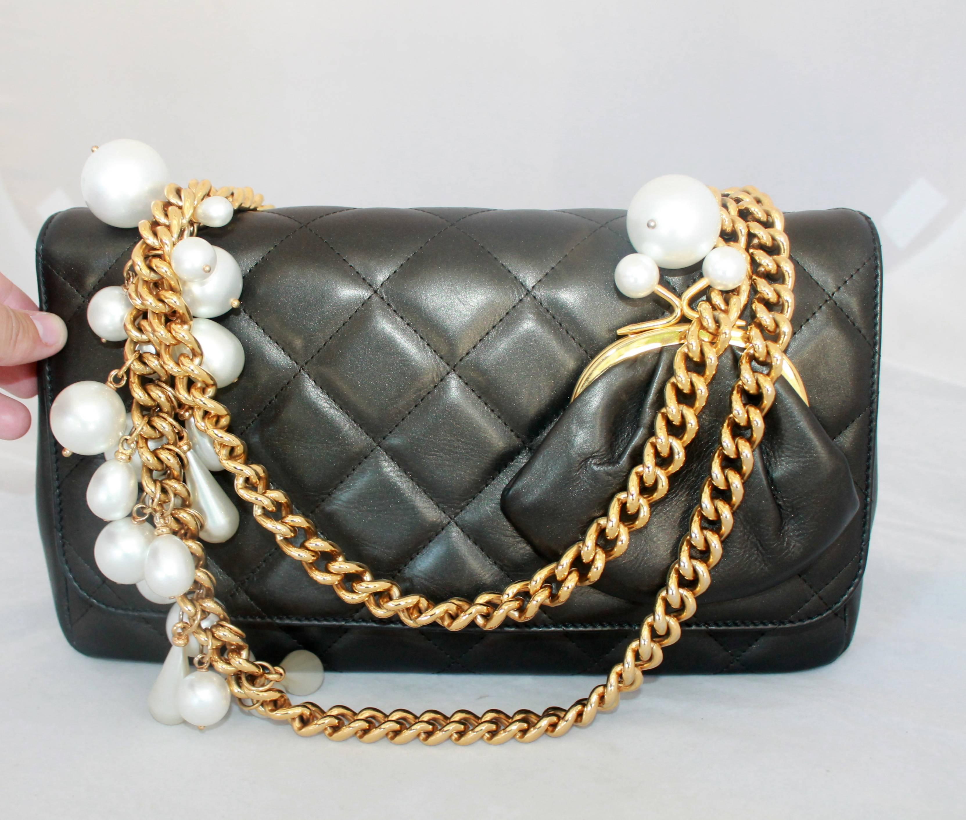 Moschino Pearlized Black Lambskin Leather Quilted Crossbody w/ Pearls-GHW In Excellent Condition In West Palm Beach, FL