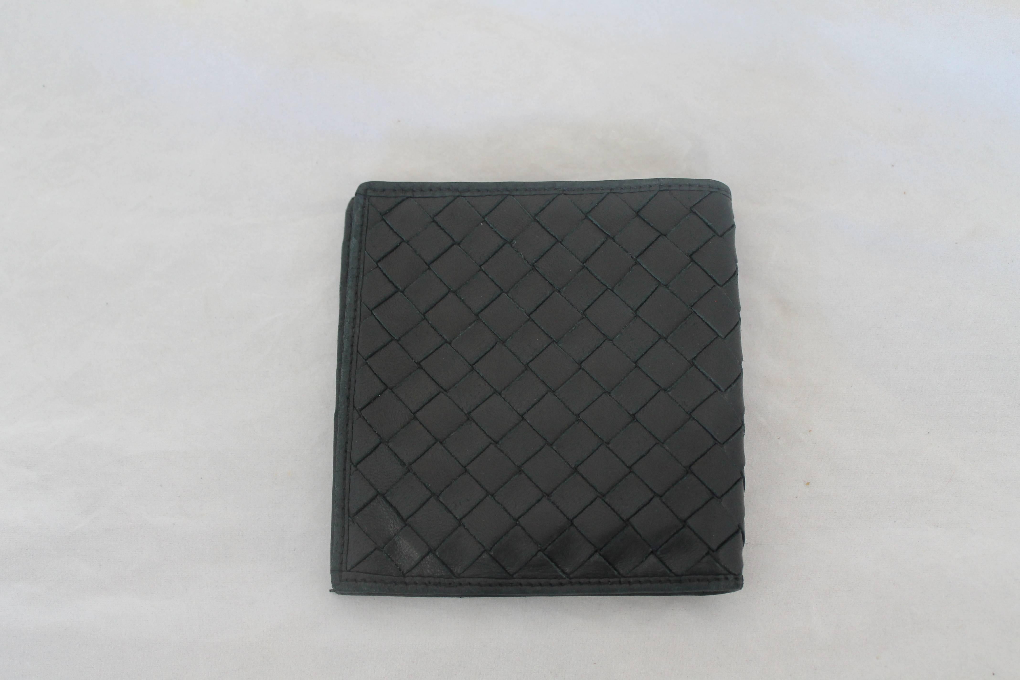 Bottega Veneta Vintage 1980's Intrecciato VN Woven Wallet. This wallet is in excellent vintage condition and is woven lambskin. There is very minor overall wear due to its age. It has 10 credit card slots & 1 large slot for