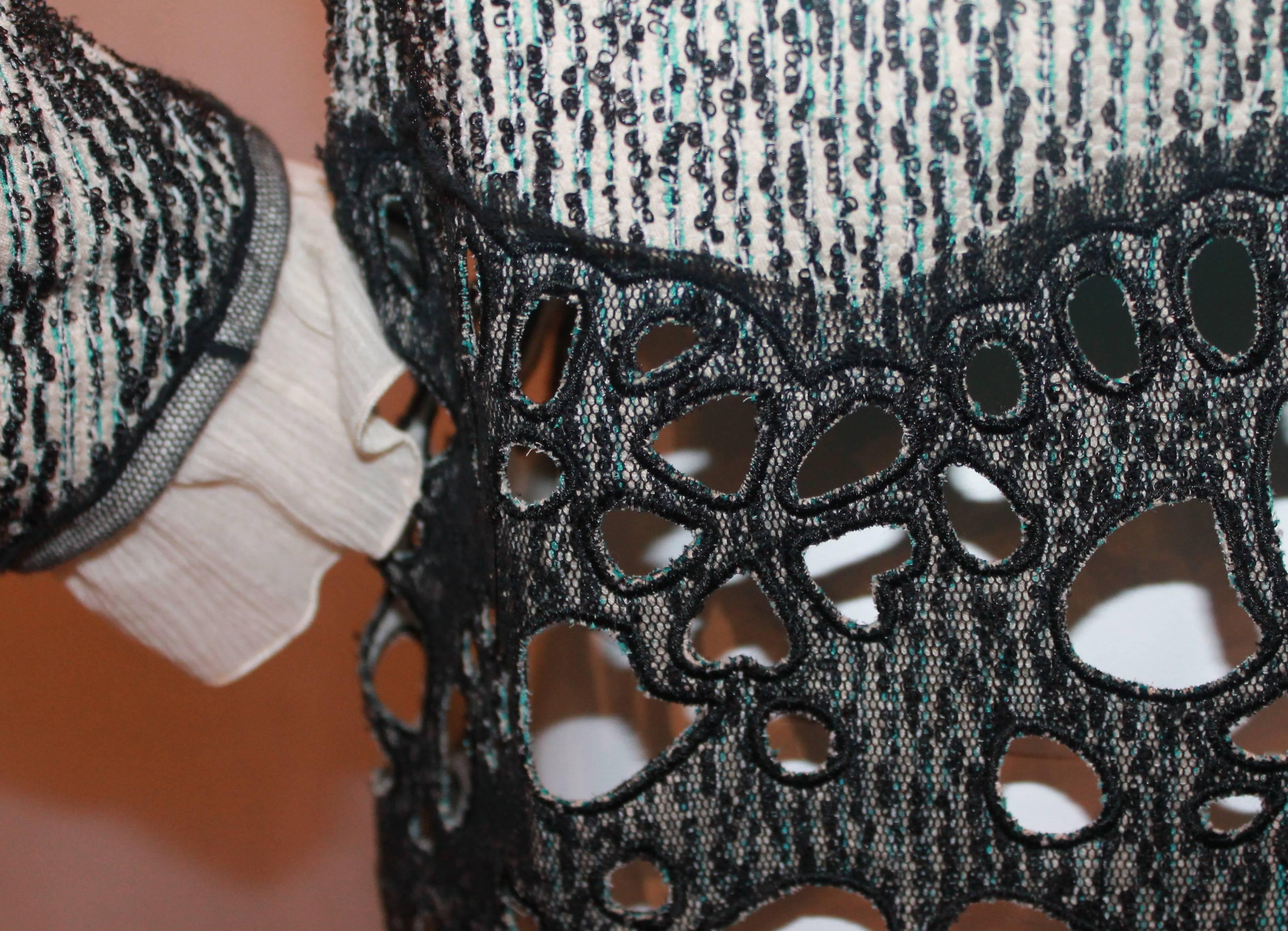Rochas - Veste longue noire et blanche avec surpiqûres turquoise et découpes en dentelle, taille 6 en vente 1