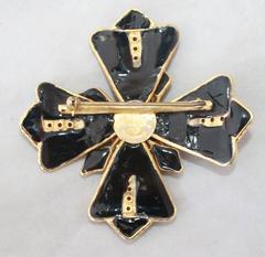 Chanel 1970's Goldtone Black Maltese Cross Brooch avec Rhinestones