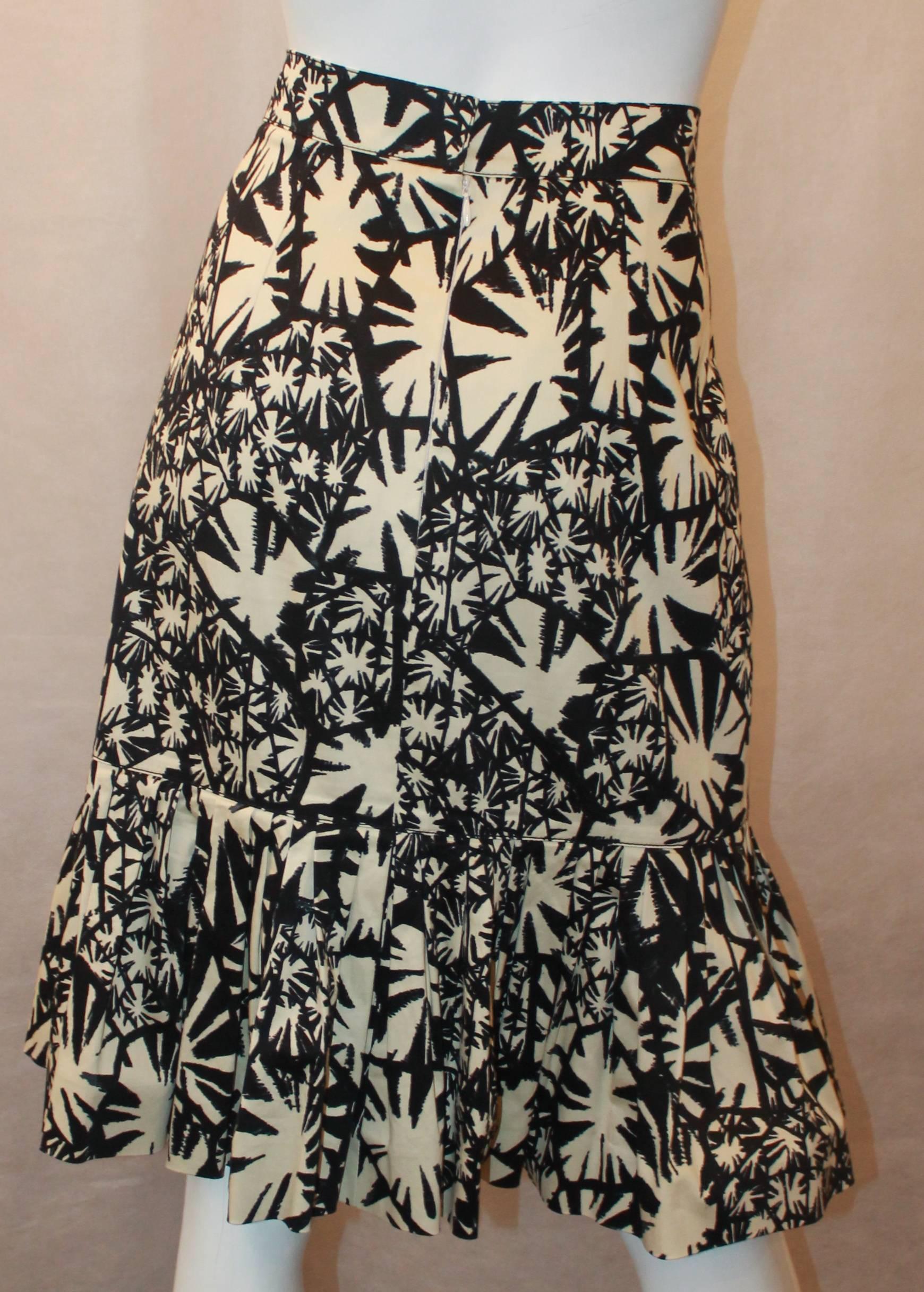 Oscar de la Renta Black & Ivory Abstract Printed Cotton Skirt - 8 In Excellent Condition In West Palm Beach, FL