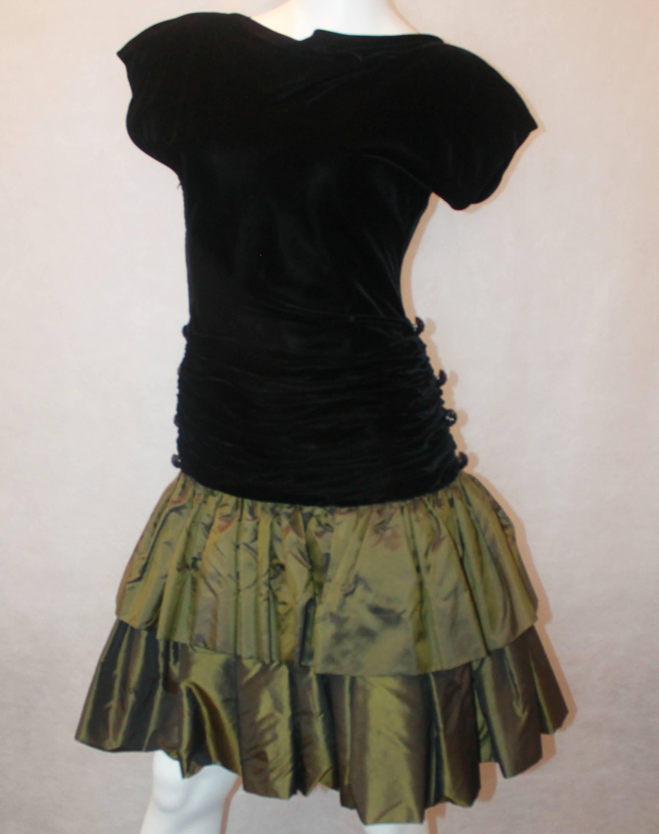 Carolyne Roehm 1980's Black Velvet Dress with Olive Ruffle Bottom - 4. Dieses Kleid ist in ausgezeichnetem Vintage-Zustand. Es ist kurzärmelig und hat seitliche Rüschen mit Strassknöpfen an jeder Seite. Der Boden hat 2 olivgrüne Rüschen aus