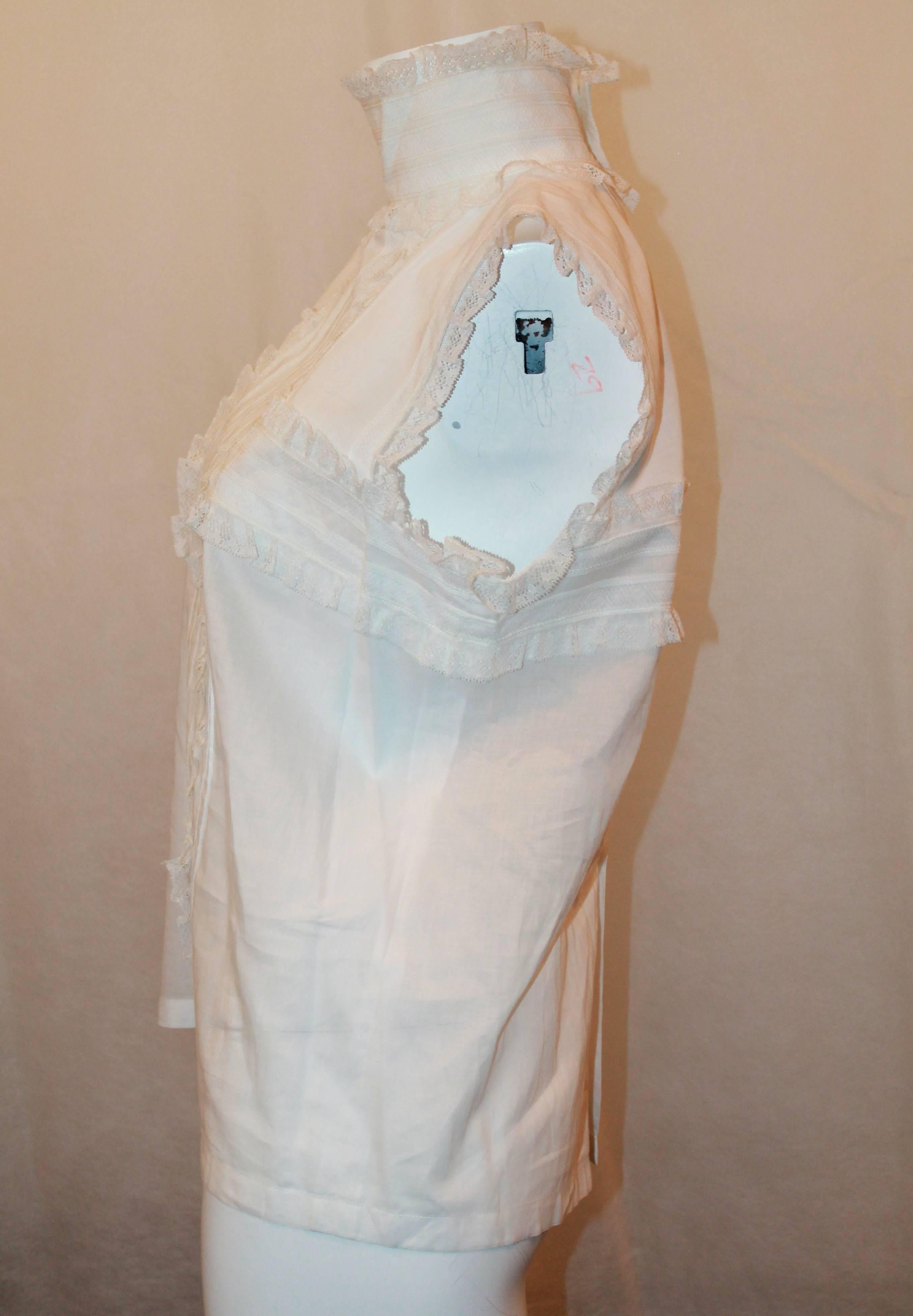Chanel White Cotton Lace Shift Top - 40 - circa 2006  In Excellent Condition In West Palm Beach, FL