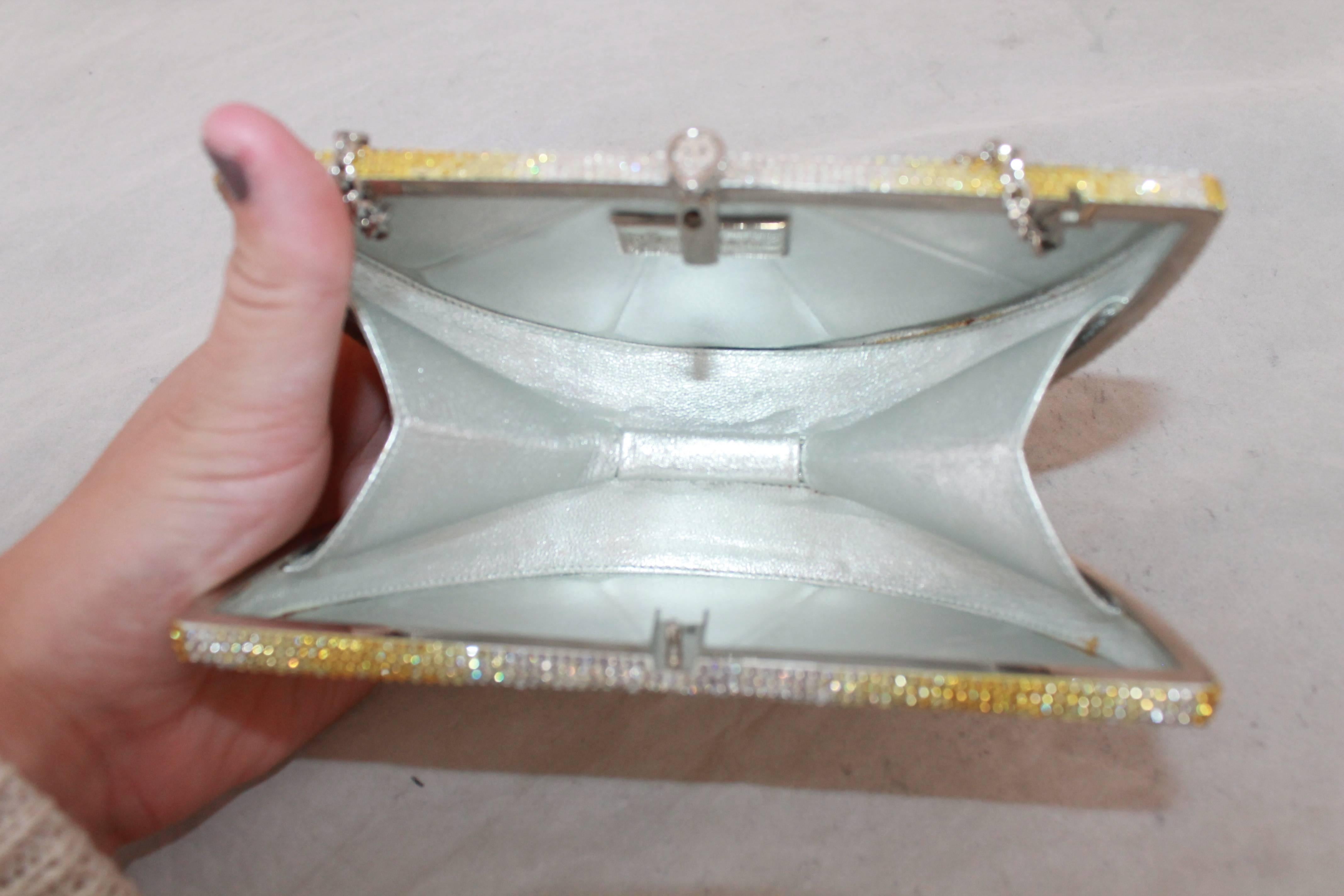 Judith Leiber Minaudiere Rodaja de Limón con Pedrería Amarilla y Transparente en Excelente Estado en West Palm Beach, FL