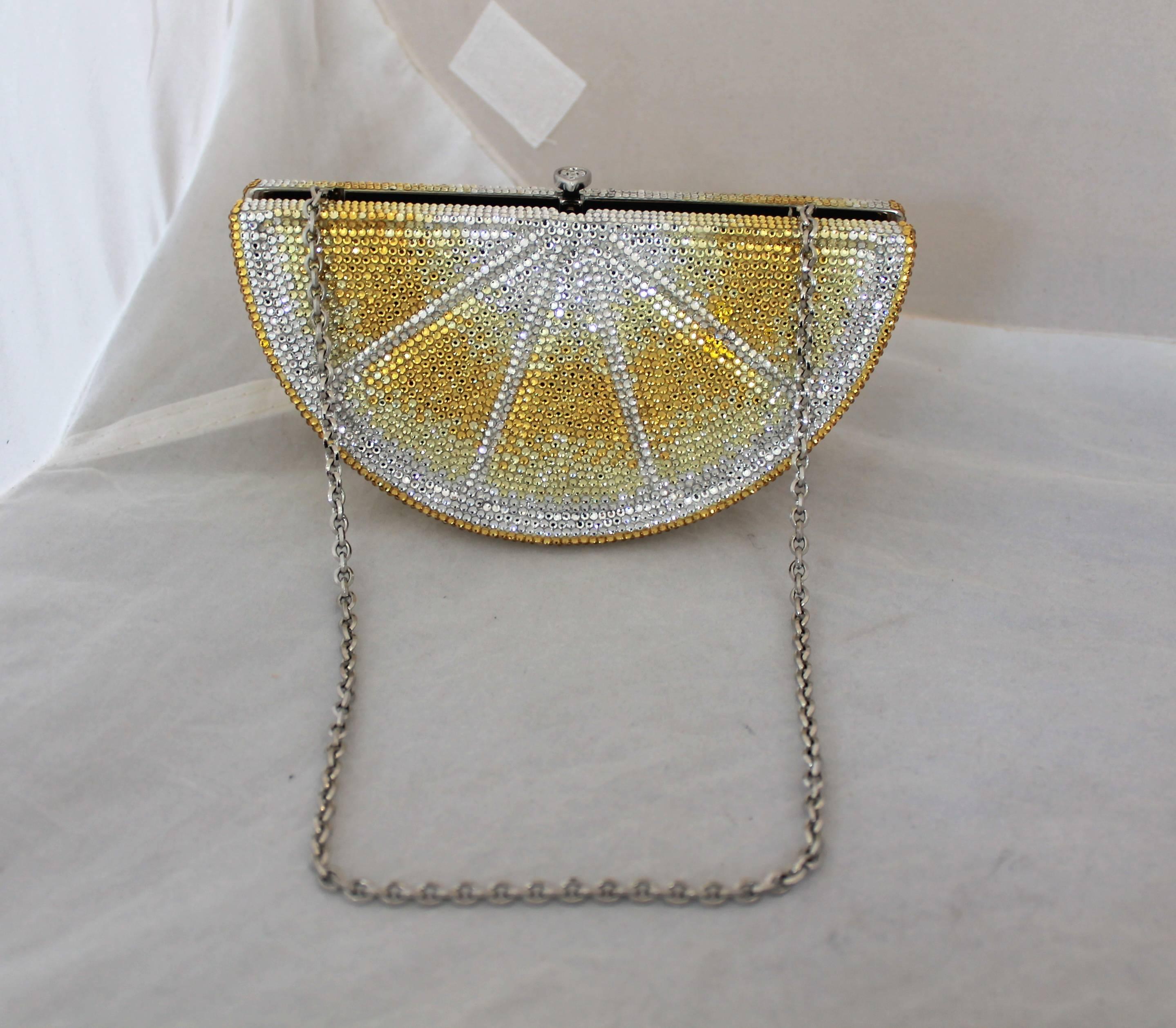 Minaudiere Judith Leiber Rodaja de Limón Amarillo y Transparente de Strass. Esta pieza está en excelente estado y viene con la caja y el plumero. No falta ningún brillante.

Medidas:
Altura- 3