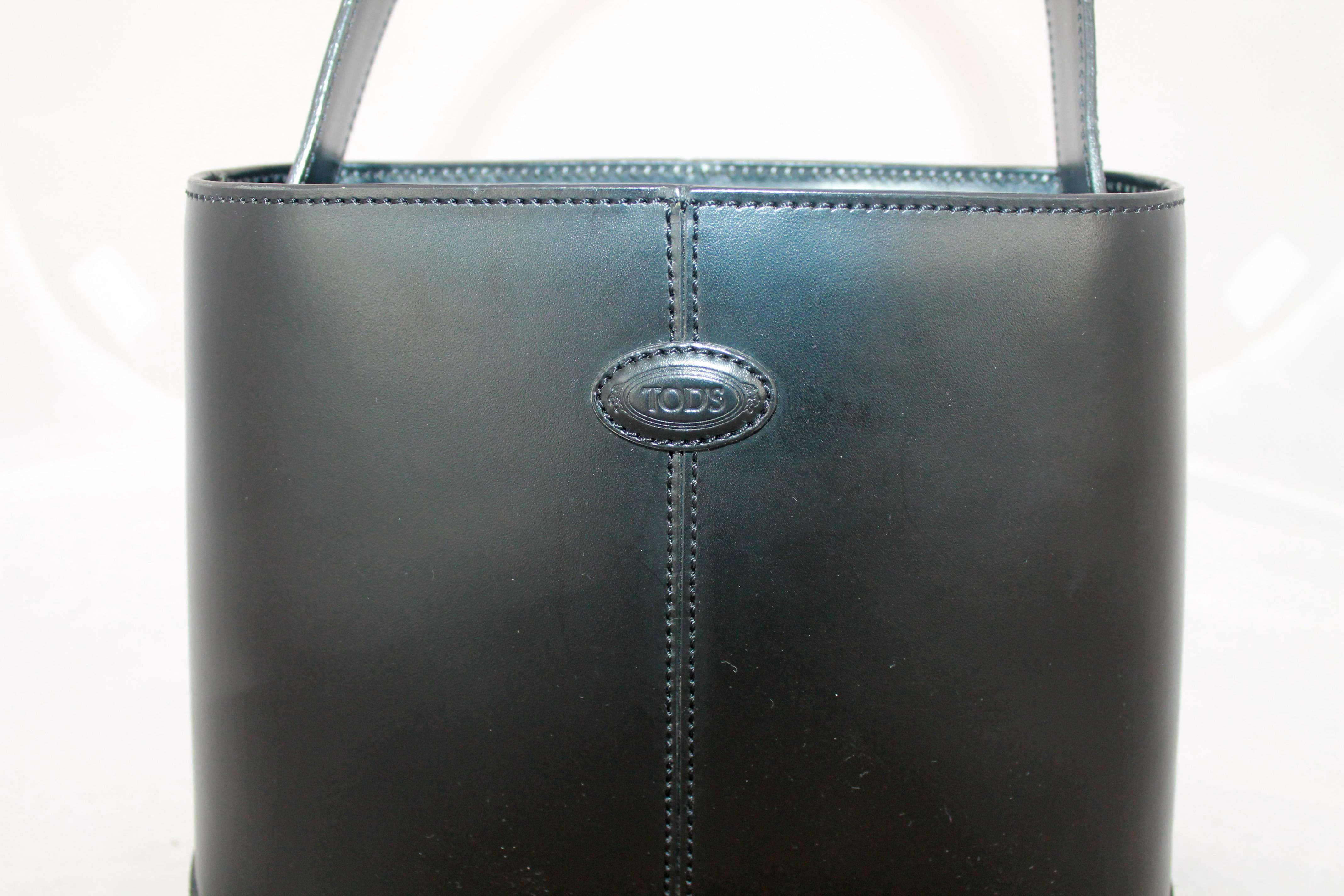 Tod's Black Leather Top Handle Bag with Crossbody Strap SHW. Diese Tasche ist in ausgezeichnetem Zustand und hat Nähte in der Mitte der es. Der Riemen am Körper ist ebenfalls abnehmbar. 

Abmessungen:
Höhe - 7