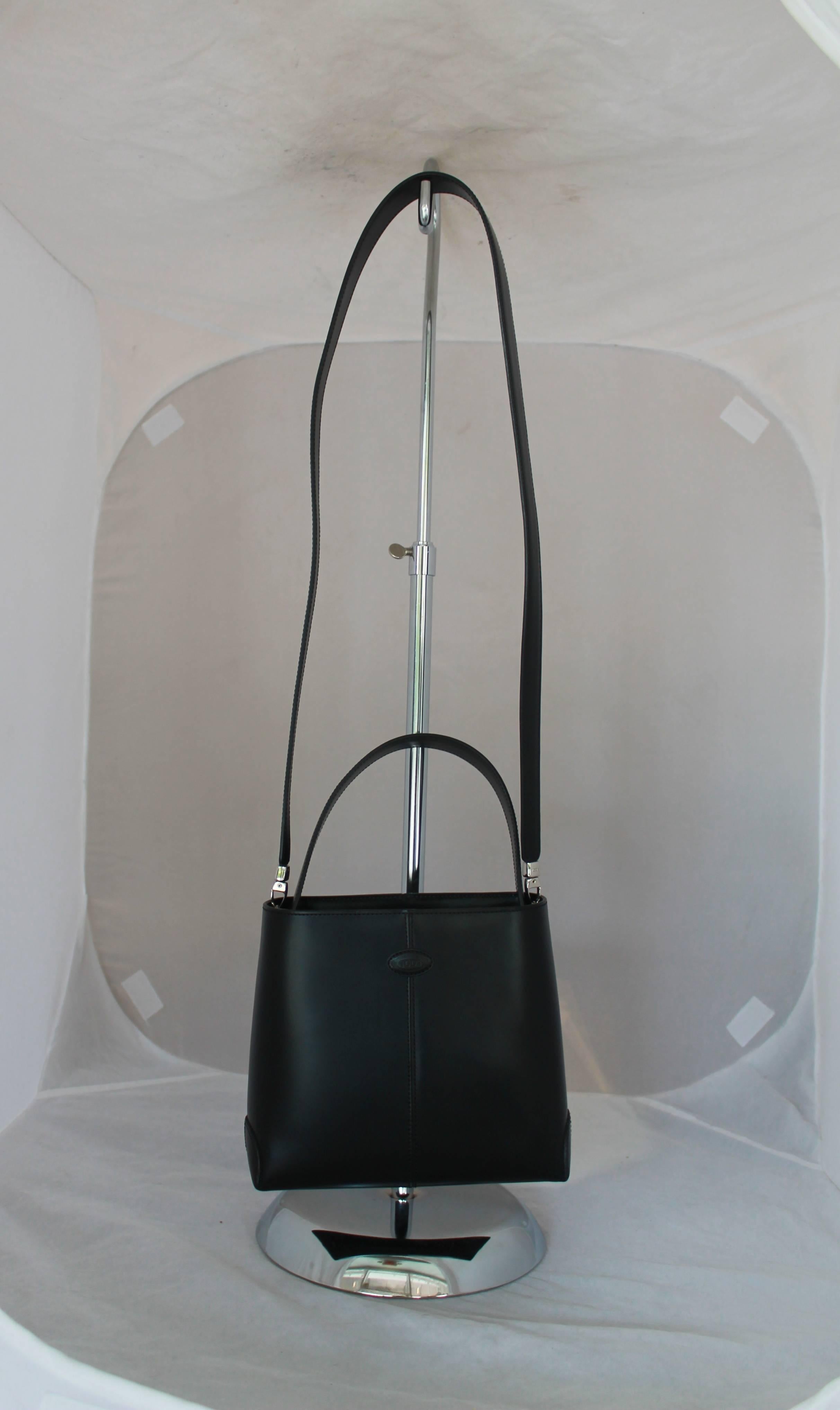 Tods Schwarze Ledertasche mit Henkel oben und Crossbody-Riemen SHW 5
