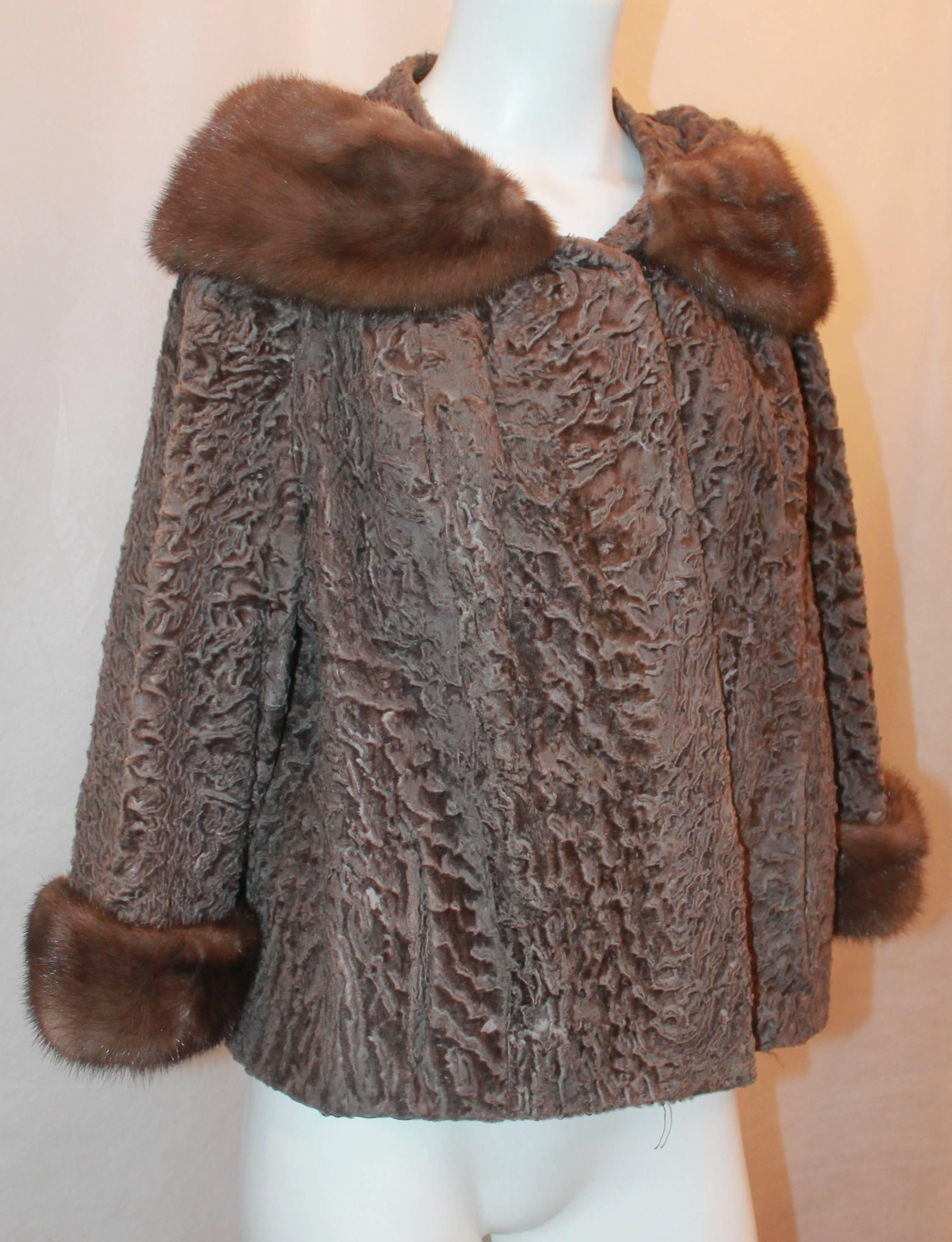 Vintage Brown Persian Lamb Jacket with Mink Collar & Cuffs - M. Dieses Stück ist in gutem Zustand aufgrund eines Risses im Innenfutter in Bild 5 in der Nähe des Halses gesehen, alles andere ist in ausgezeichnetem Vintage-Zustand. Sie hat 2 Taschen