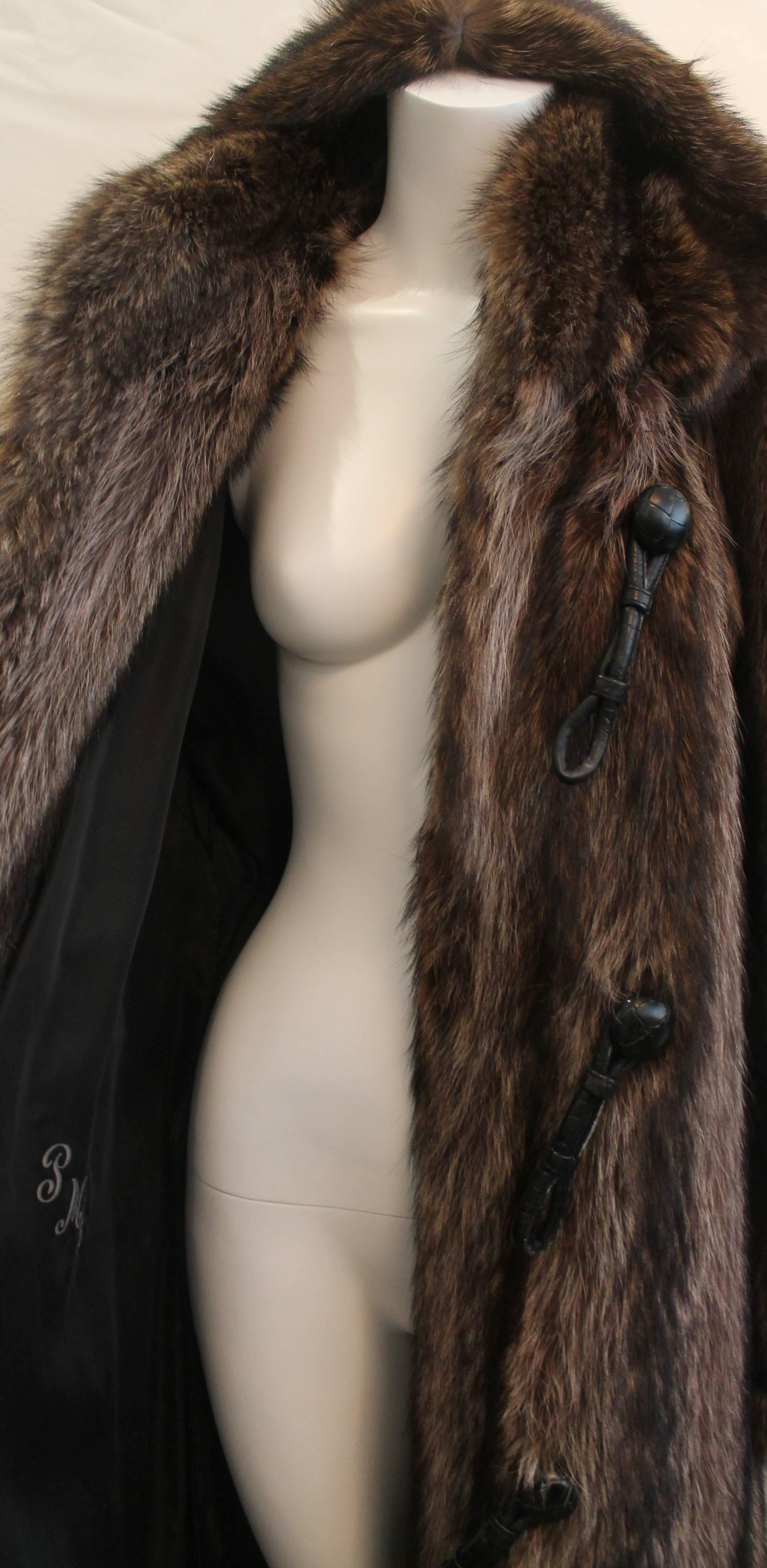 Custom Montgomery Style Hooded Brown Raccoon Full Coat - M In Excellent Condition In West Palm Beach, FL