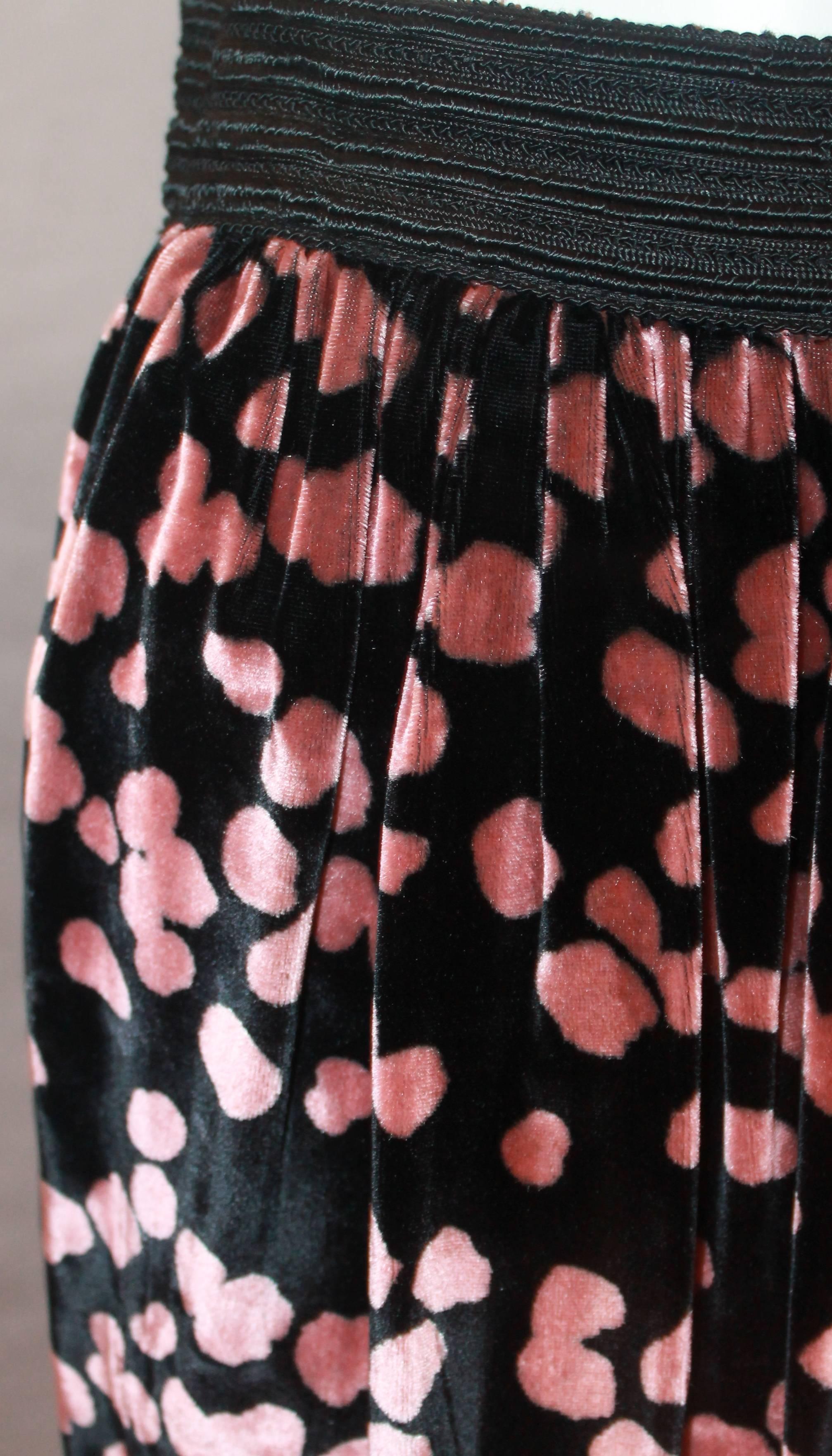 Galliano Vintage Black Velvet Skirt w/ Pink Spots - S - 1990's In Excellent Condition For Sale In West Palm Beach, FL