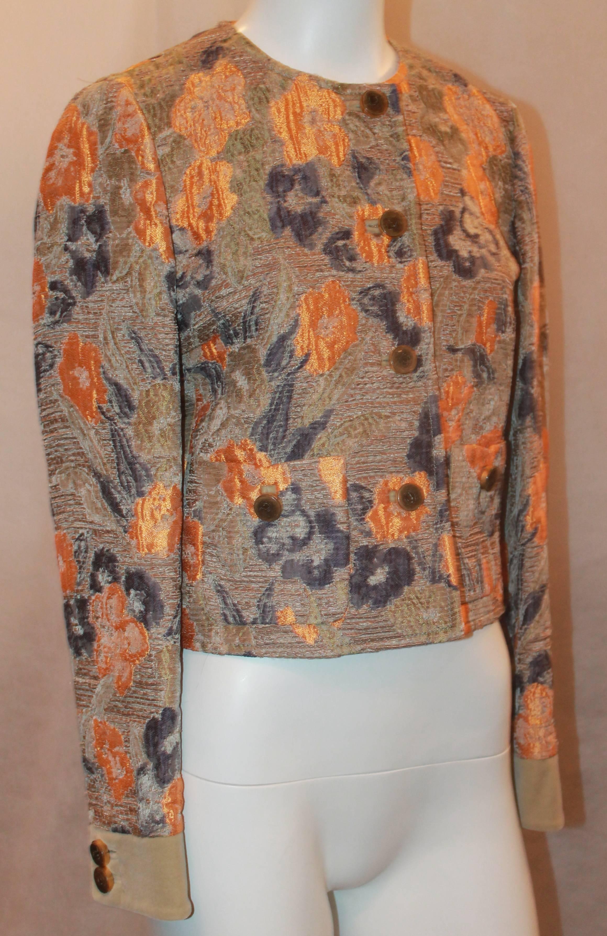 Veste Etro Taupe, Orange, Violet et Vert en brocart de soie à motifs floraux - S/40.  Cette belle veste est en excellent état.  Il présente un croisé sur le devant, un motif floral, des poignets en velours, deux poches plaquées sur le devant, quatre