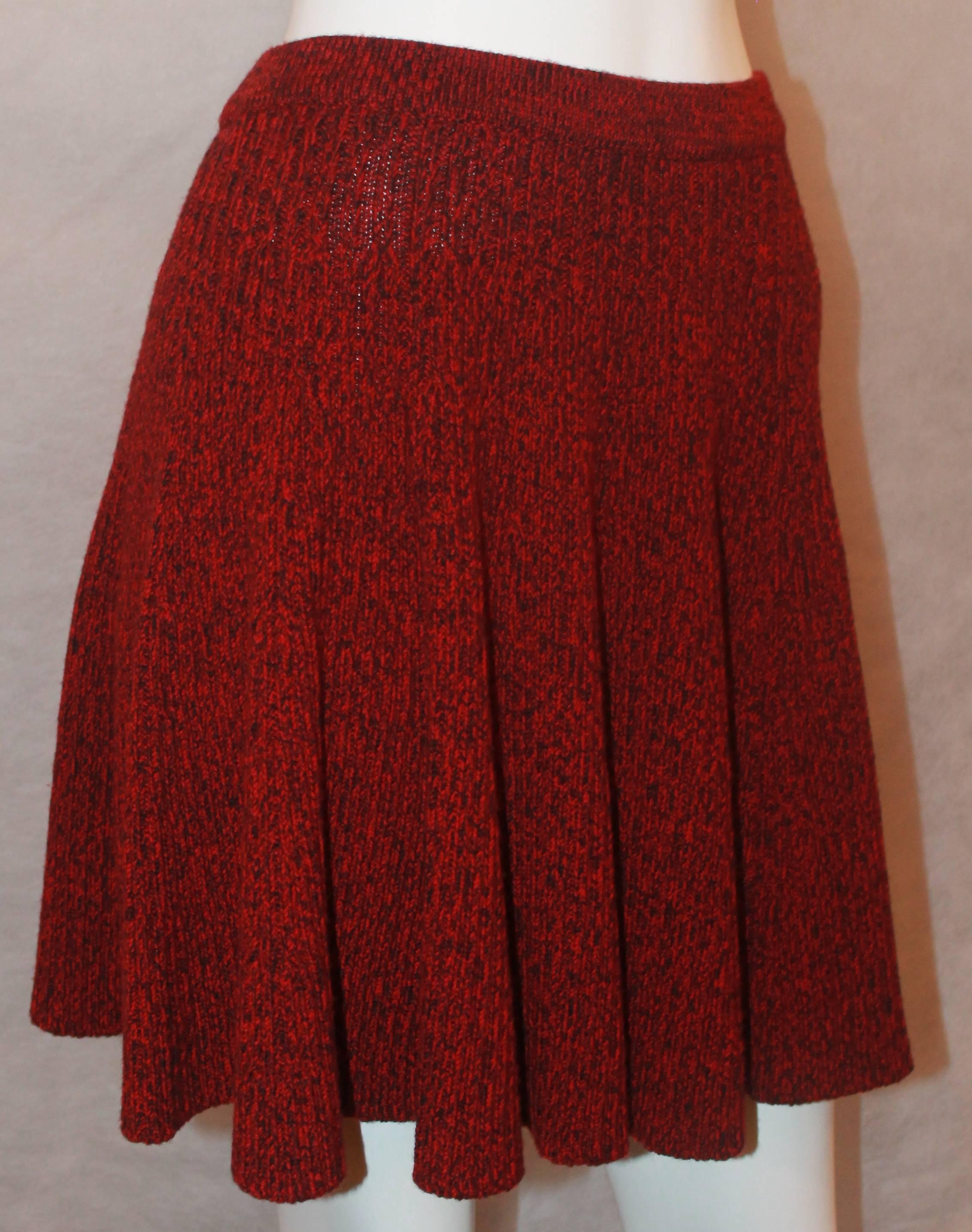 Alexander McQueen Roter & Schwarzer Woll-Kabelstrick-Schlagrock mit elastischer Taille - M.  Dieser schöne Rock in ausgezeichnetem Zustand.  Er ist der perfekte Rock für unterwegs.  Es hat einen schönen Zopfstrick-Look aus Wolle und eine weite