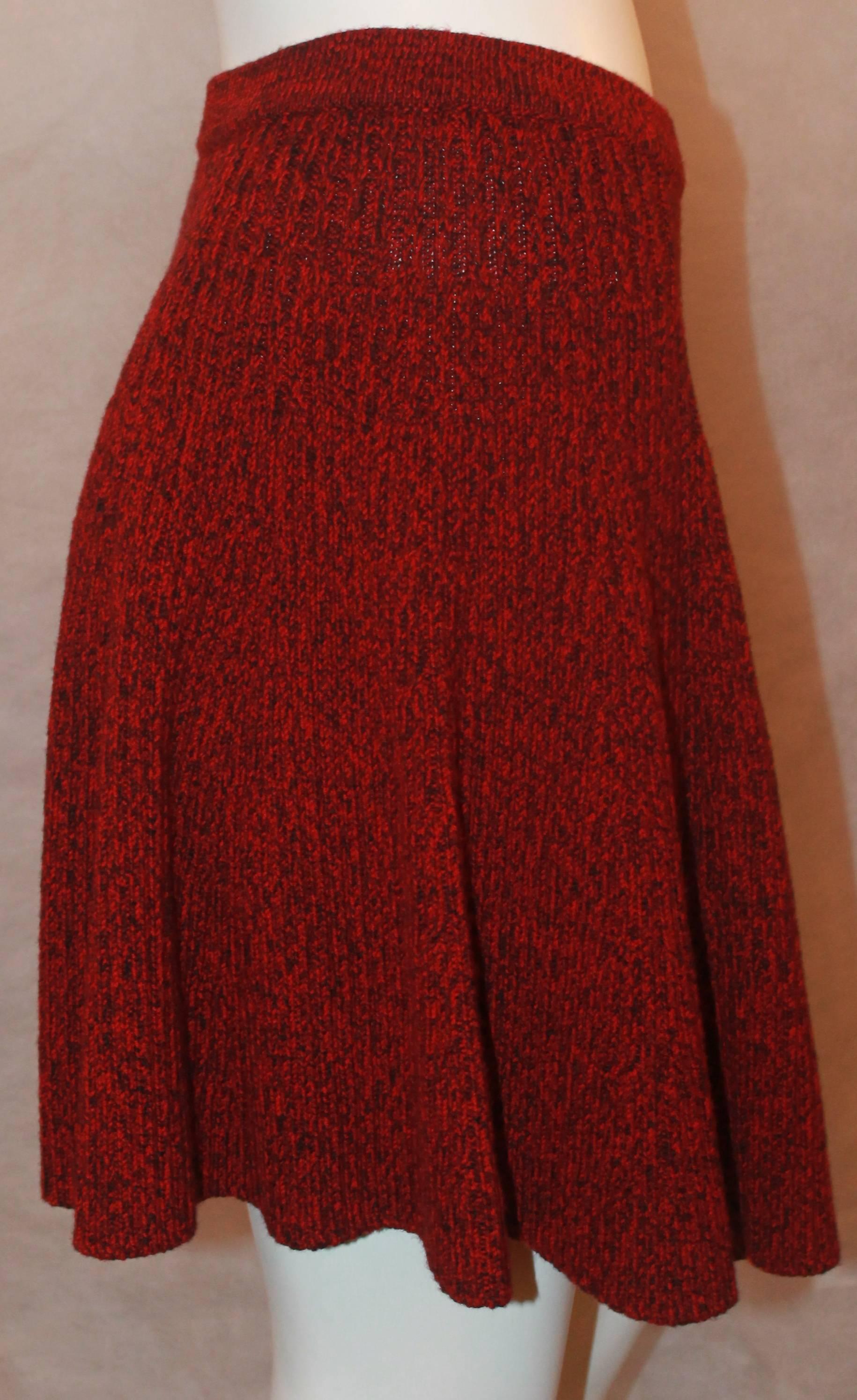 Alexander McQueen Roter und schwarzer Flare-Strickrock aus Wolle mit elastischer Taille - M im Zustand „Hervorragend“ im Angebot in West Palm Beach, FL