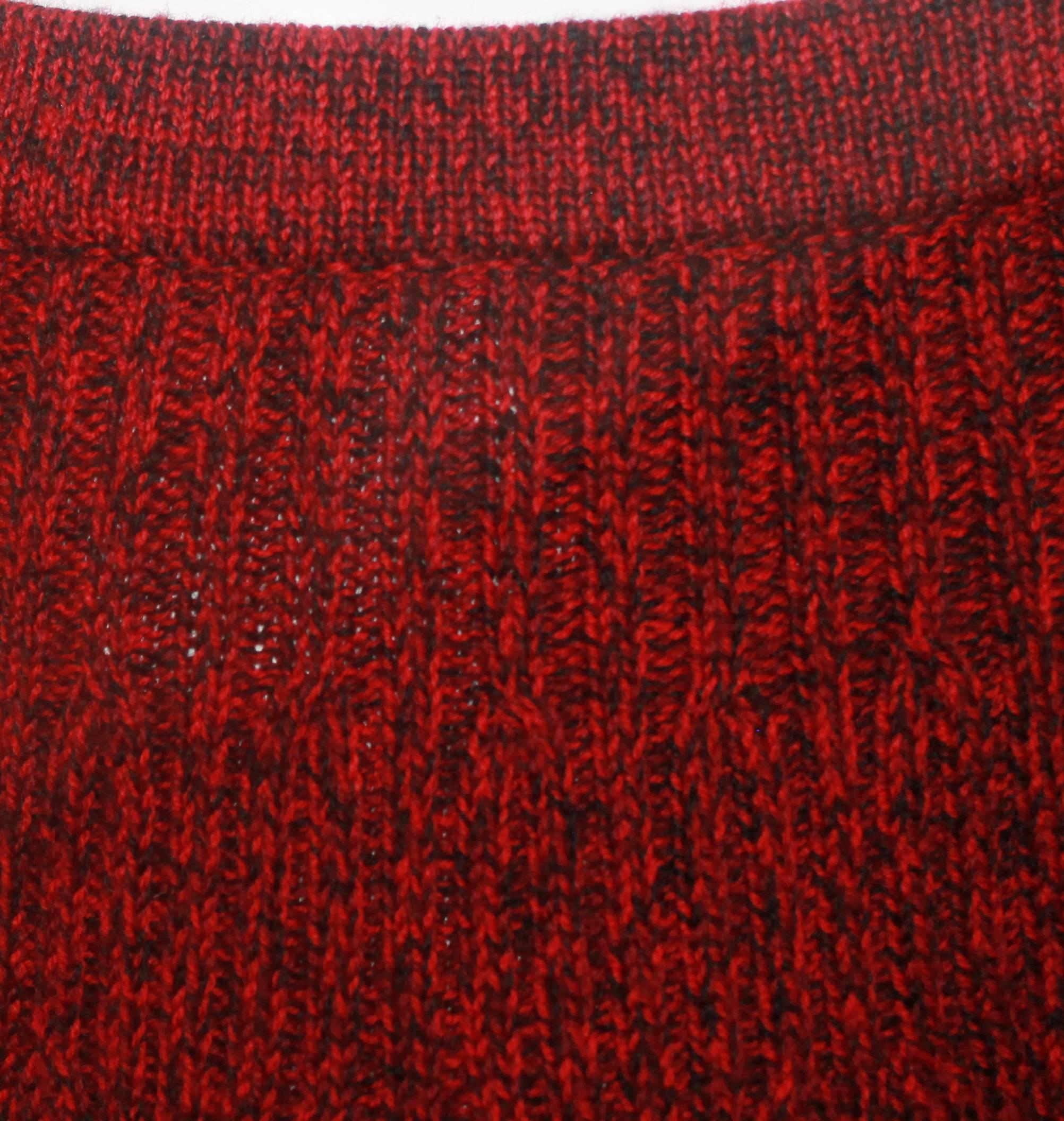 Alexander McQueen Roter und schwarzer Flare-Strickrock aus Wolle mit elastischer Taille - M im Angebot 1