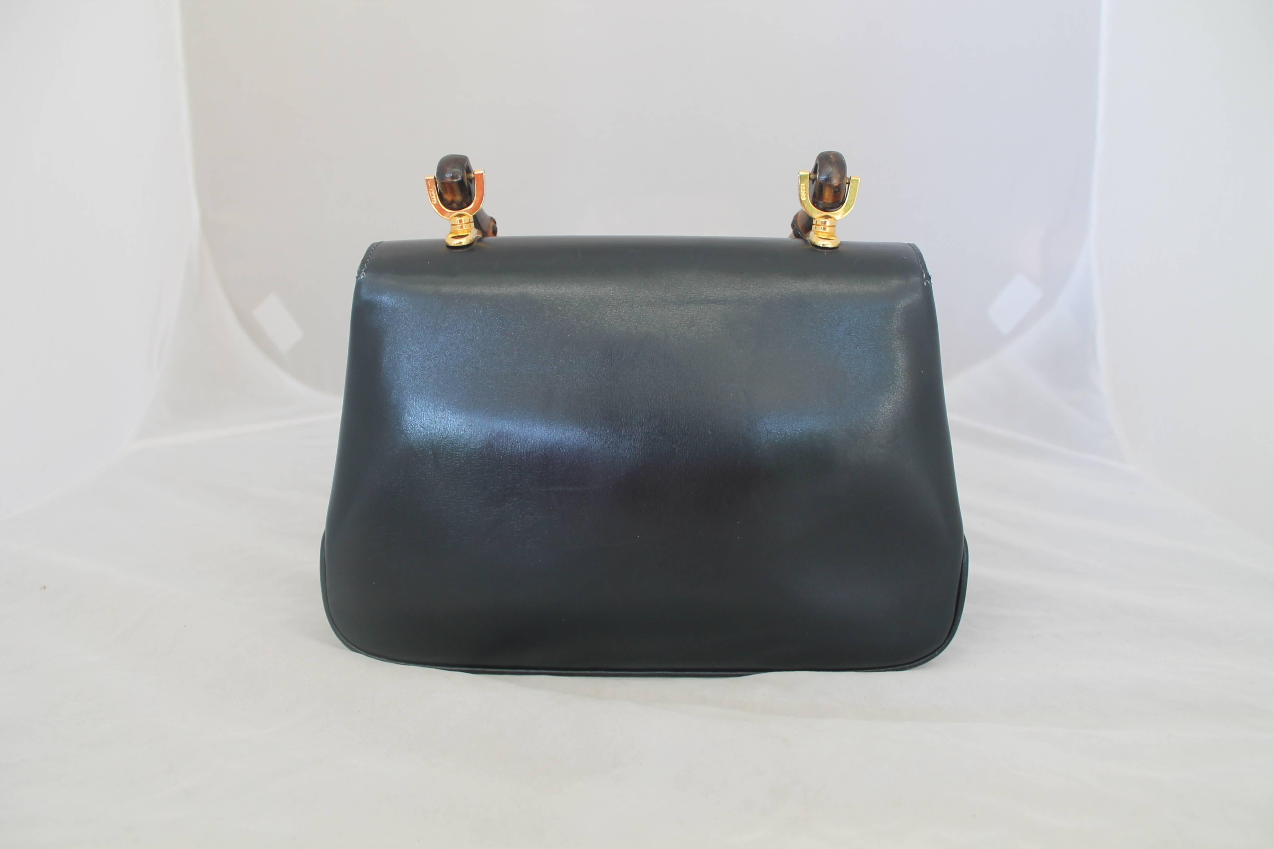 Bolso vintage Gucci de piel azul marino con asa de bambú - circa años 50 en Bueno Estado en West Palm Beach, FL