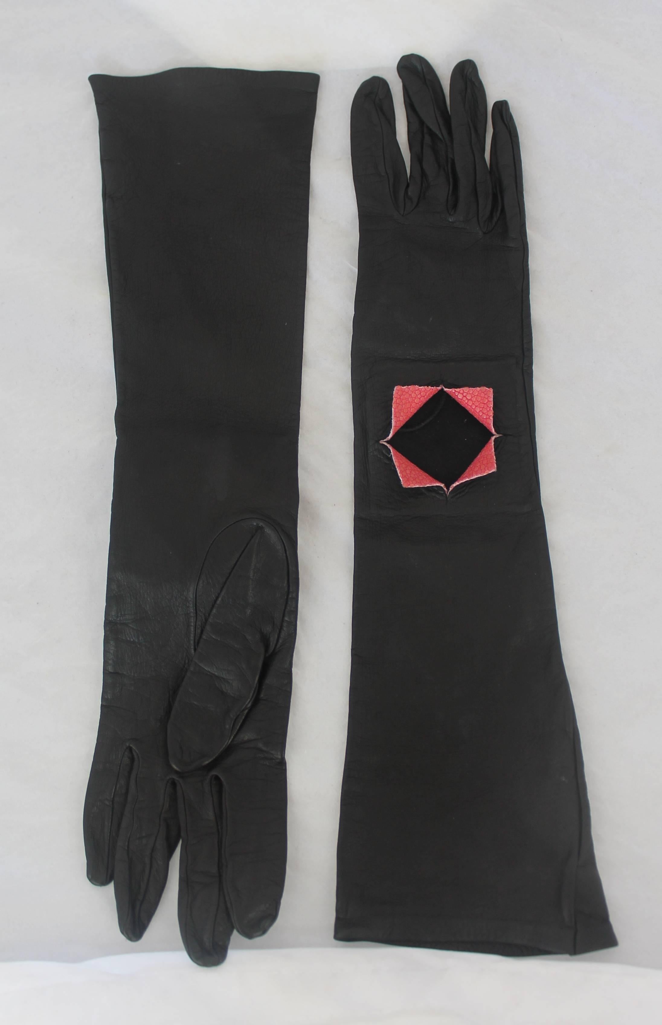 Chanel Black Kidskin Gloves with Pink Stingray Cutout - sz 7  In Good Condition In West Palm Beach, FL
