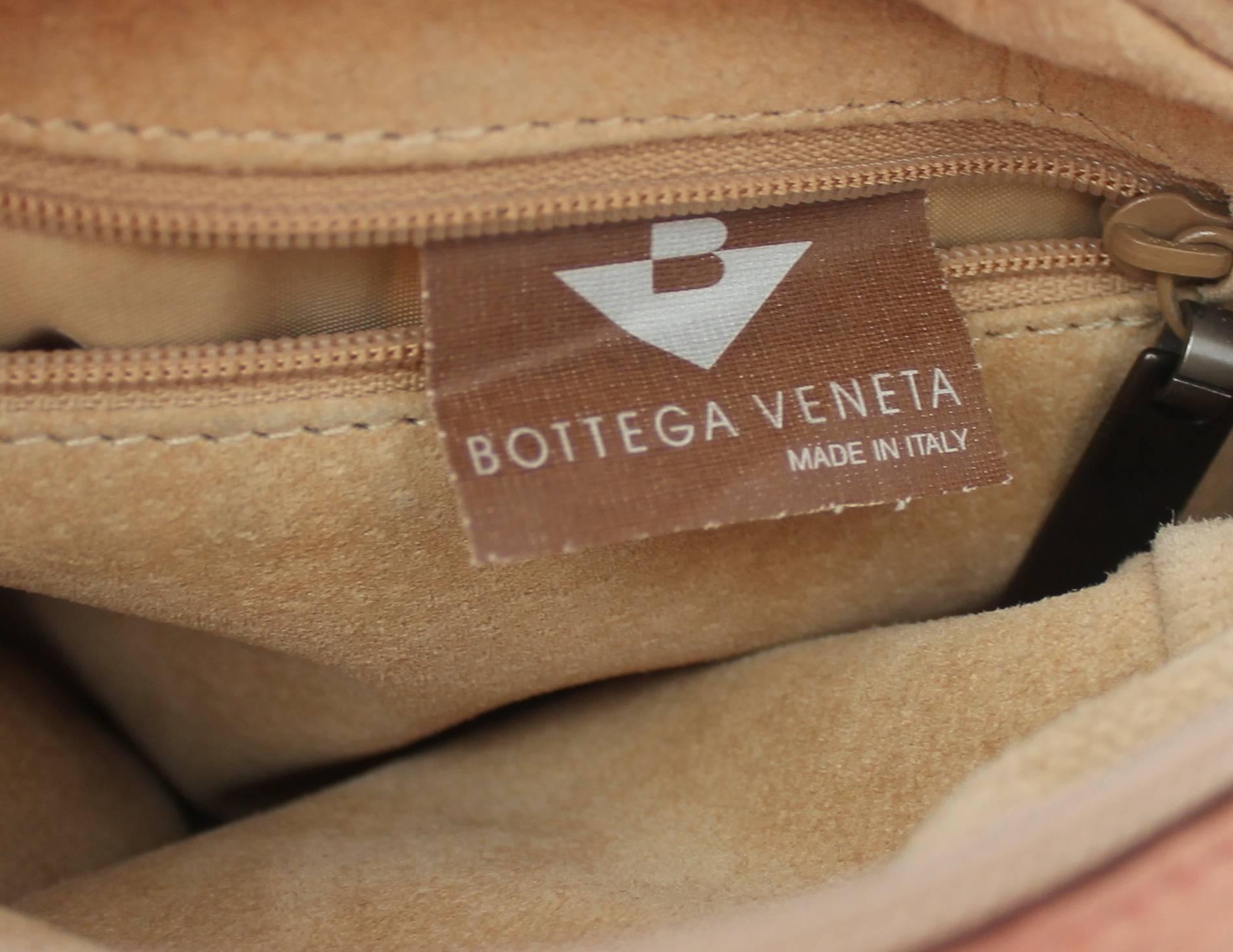 Kleine Umhängetasche mit Wildleder-Futter aus Rosen-Lammfell von Bottega Veneta im Angebot 1