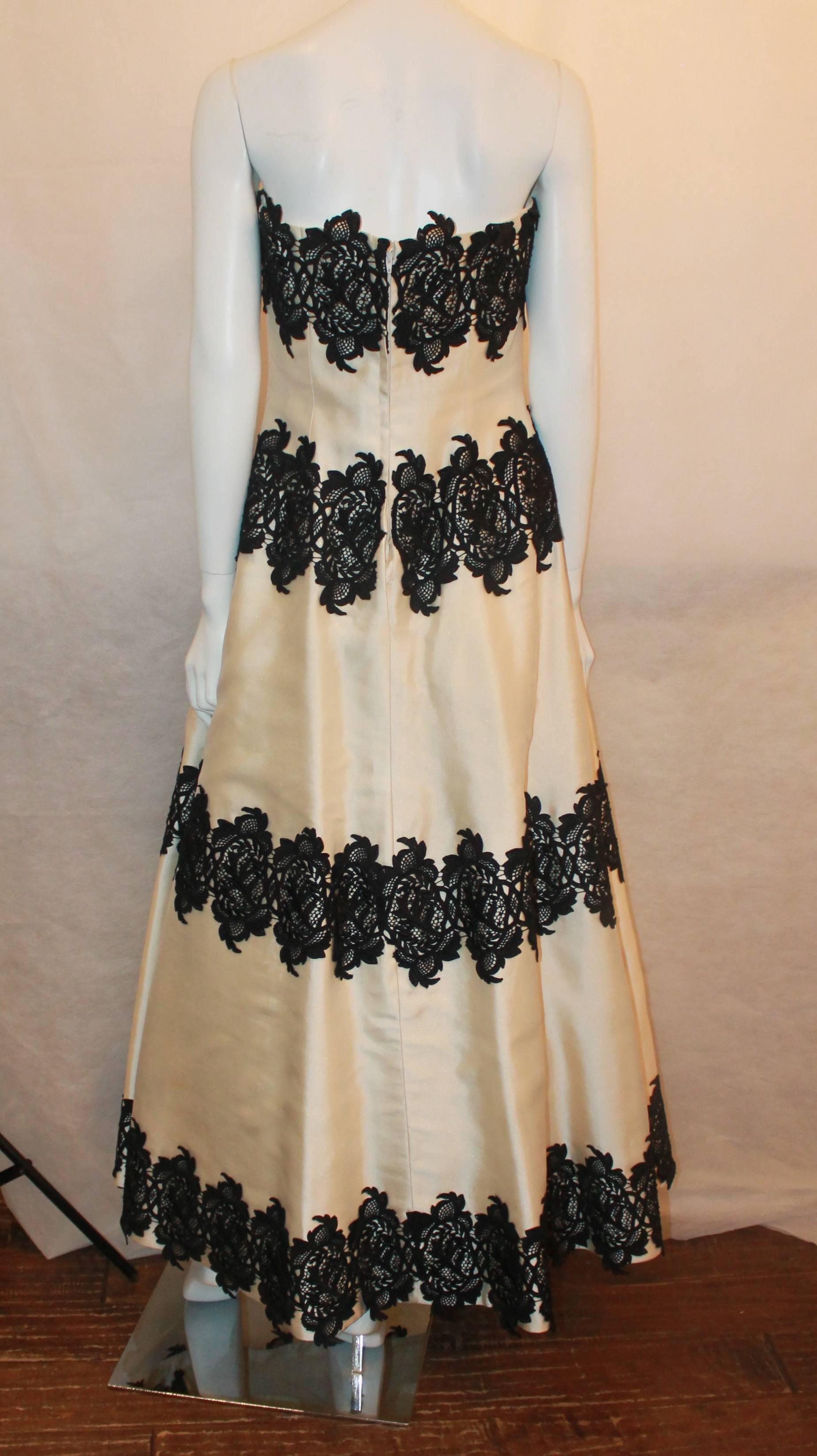 Helen Morley Ivory Silk Blend w/ Black Lace Strapless Gown w/ Shawl - 12 In Excellent Condition In West Palm Beach, FL