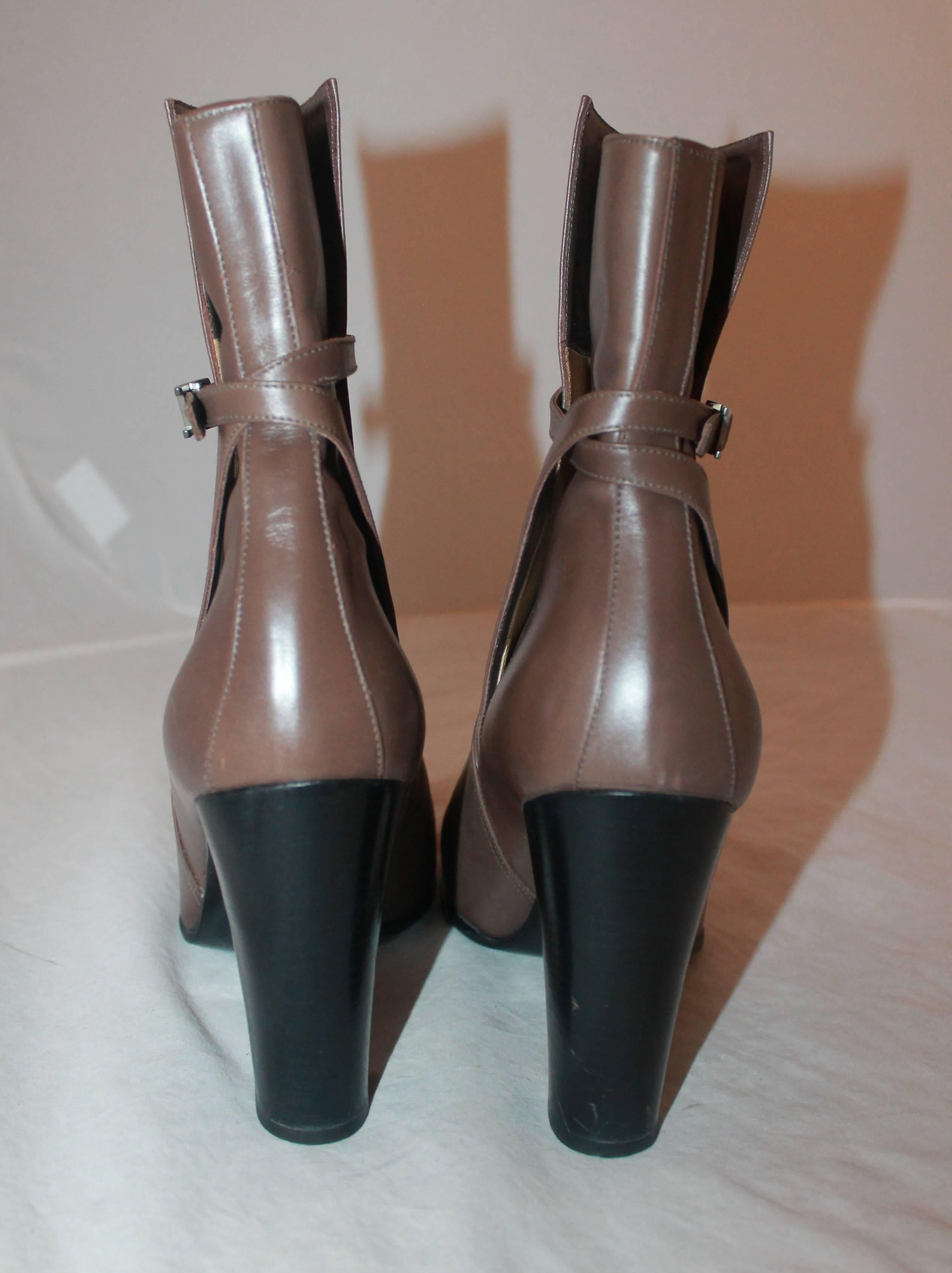 Hermes Taupe Leather Heeled Boots w/ Ankle Strap & Buckle - 39 In Excellent Condition In West Palm Beach, FL