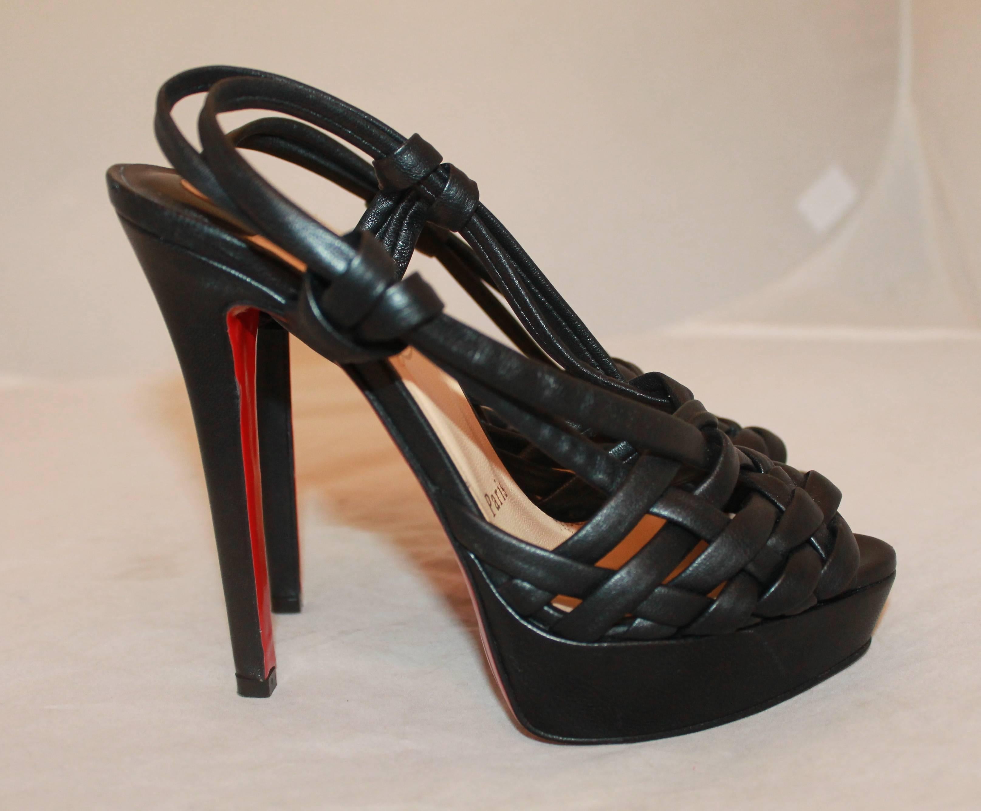 Talons compensés en cuir noir à lanières de Christian Louboutin - 36. Ces chaussures sont en excellent état et n'ont jamais été portées. La partie avant est ornée d'un motif tissé au niveau des orteils. 

Hauteur de la plate-forme - 1