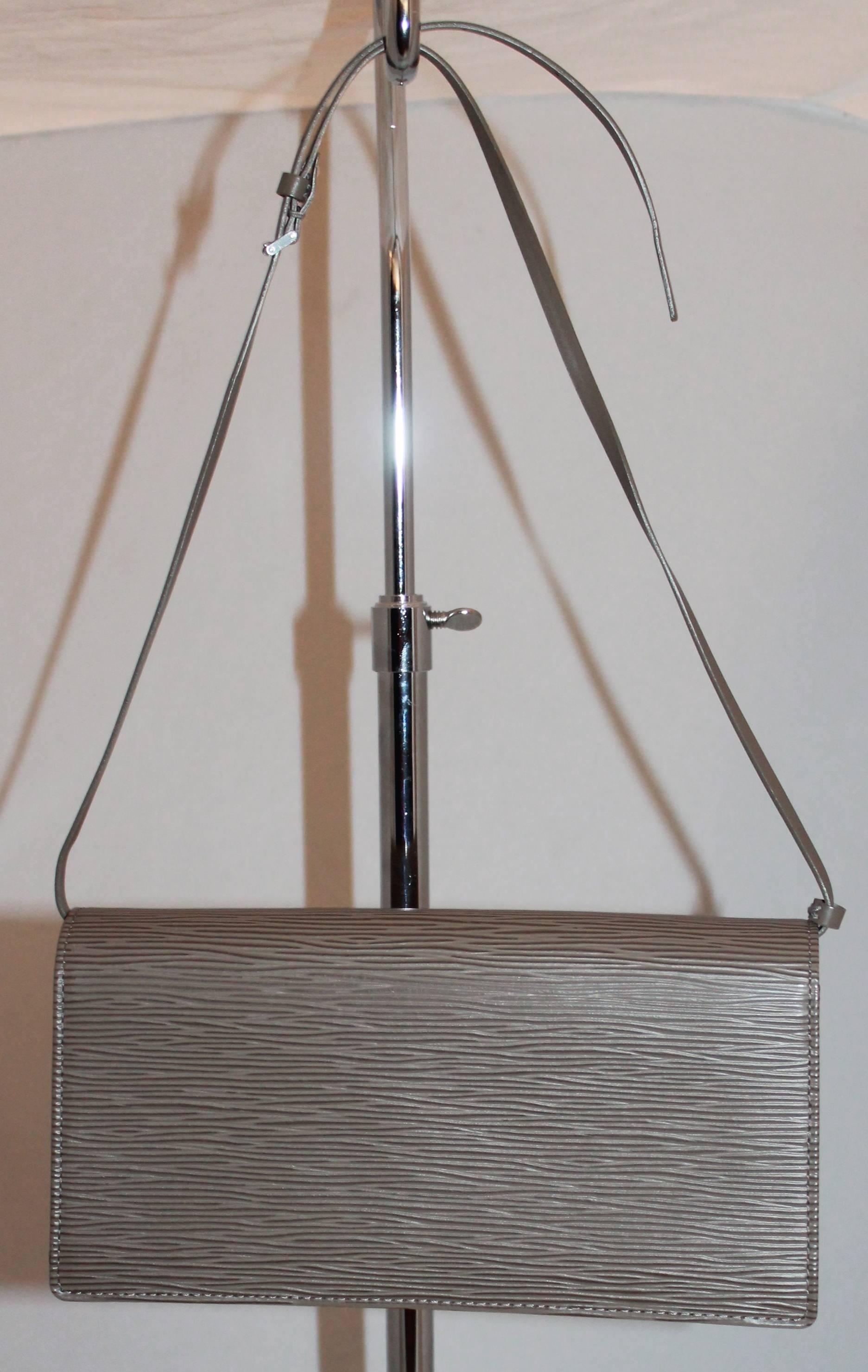 Louis Vuitton Taupe Epi-Leder "Honfleur Pouivre" Clutch/Schultertasche - circa 2001.  Diese schöne Tasche ist brandneu mit Etiketten.  Sie hat ein wunderschönes taupefarbenes Epi-Leder:: vier Kartenfächer direkt unter der Klappe und ein