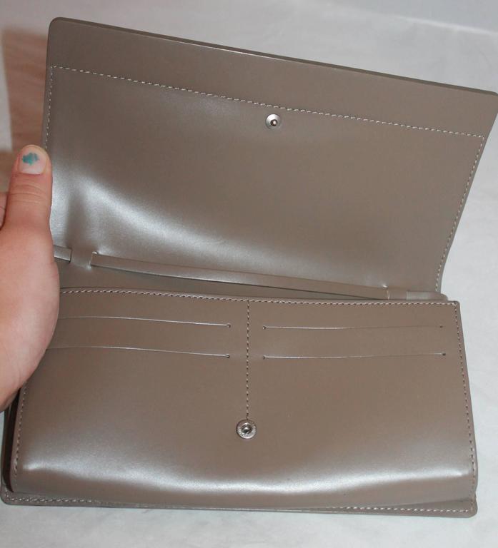 Louis Vuitton Taupe Epi-Leather Honfleur Pouivre Clutch/Shoulder Bag -  2001 at 1stDibs