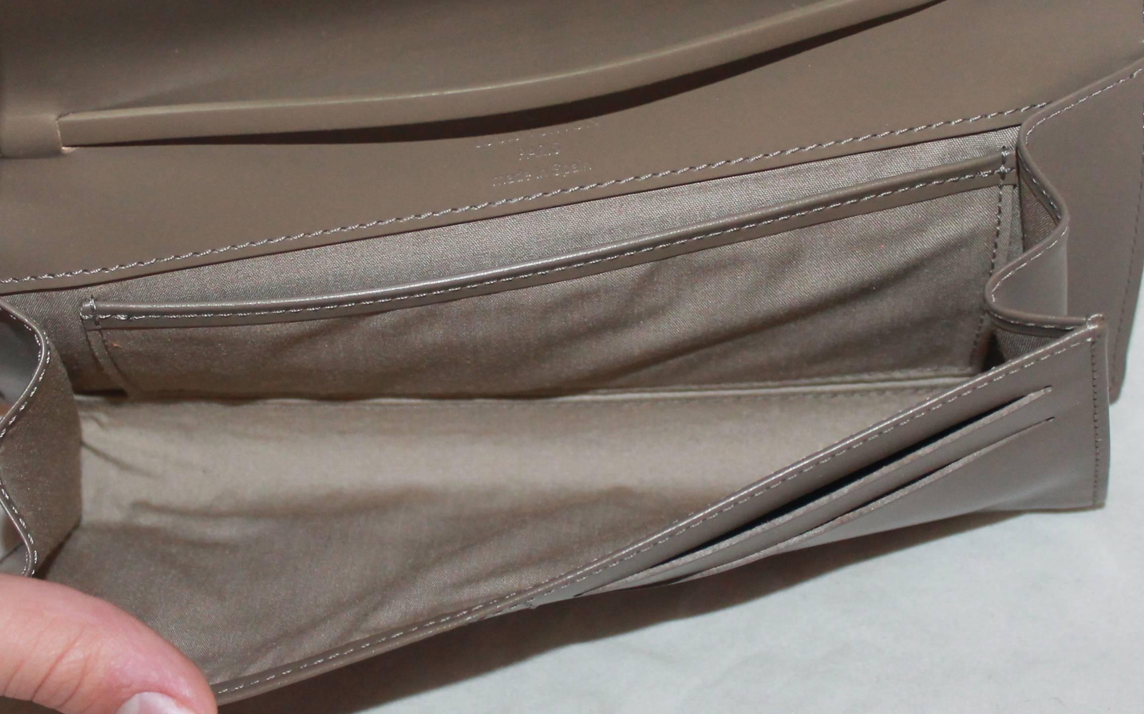 Louis Vuitton Taupe Epi-Leder 