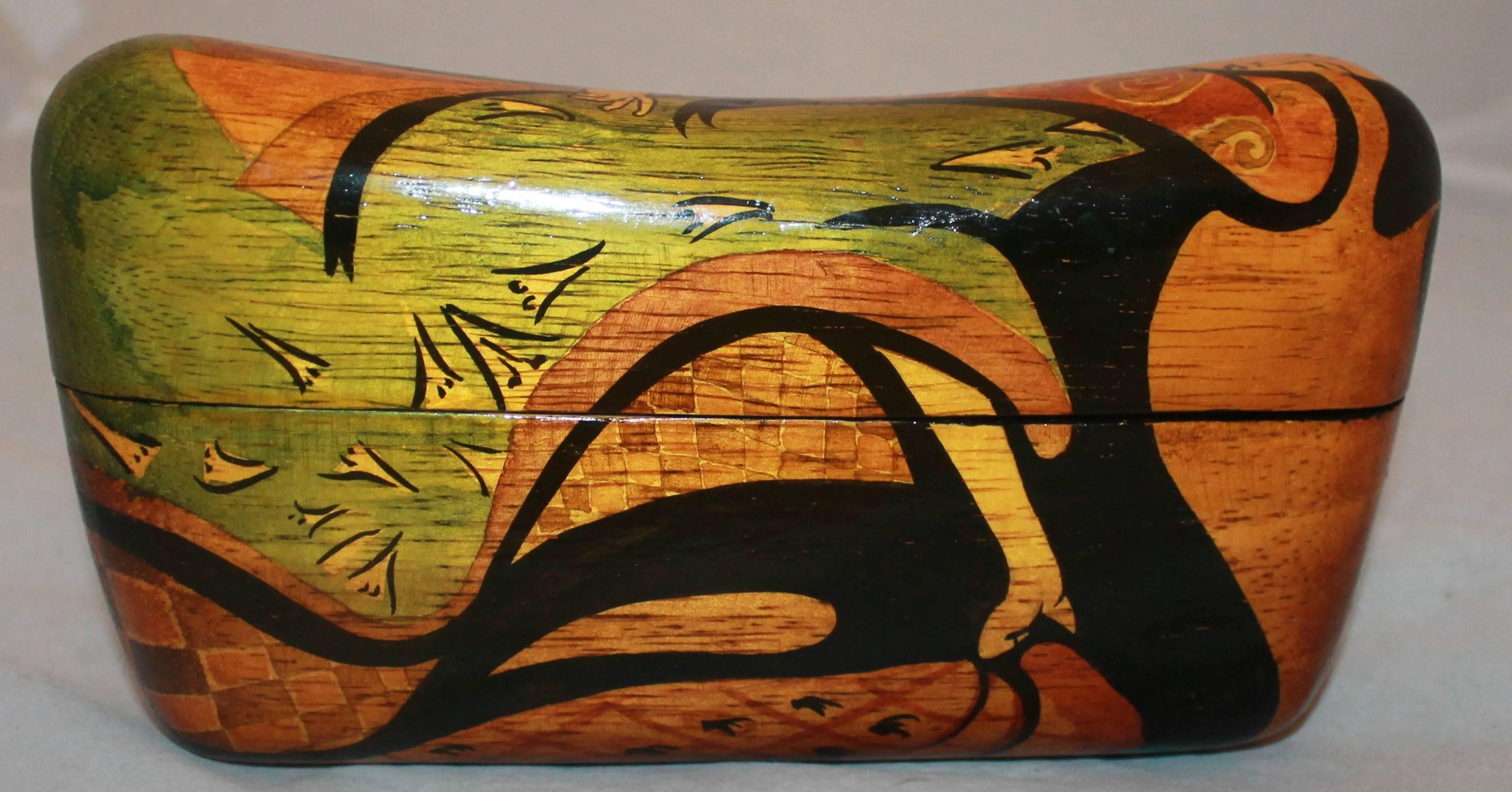 Pochette en bois Rafael Sanchez avec un motif peint abstrait et une boucle à pompon noire.  Cette pochette unique en bois est en excellent état.  Il est orné d'une peinture abstraite d'une femme asiatique et d'une fermeture à gland noir pour le
