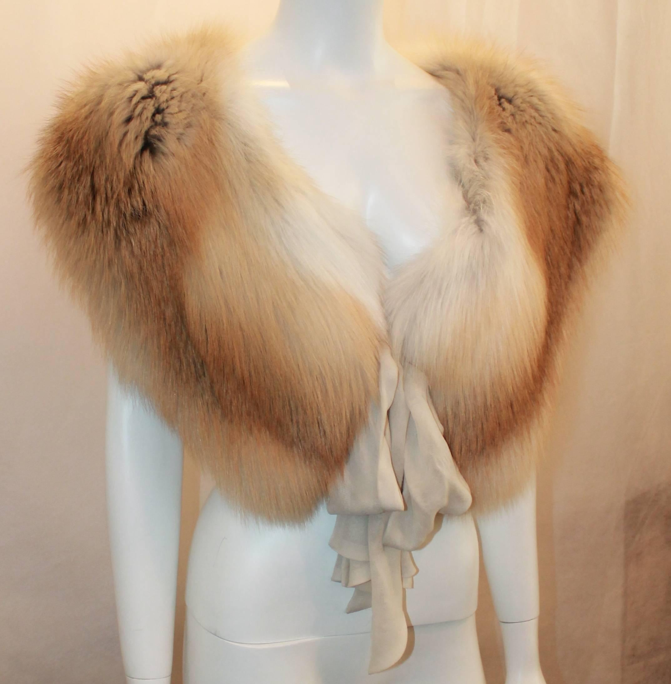 Oscar de la Renta Fox Fur Shoulder Wrap w/ Ribbon - Circa 2013.  This beautiful fur is in excellent condition.  It features a soft white fox fur with a more reddish coloring towards the middle and a light beige ribbon to