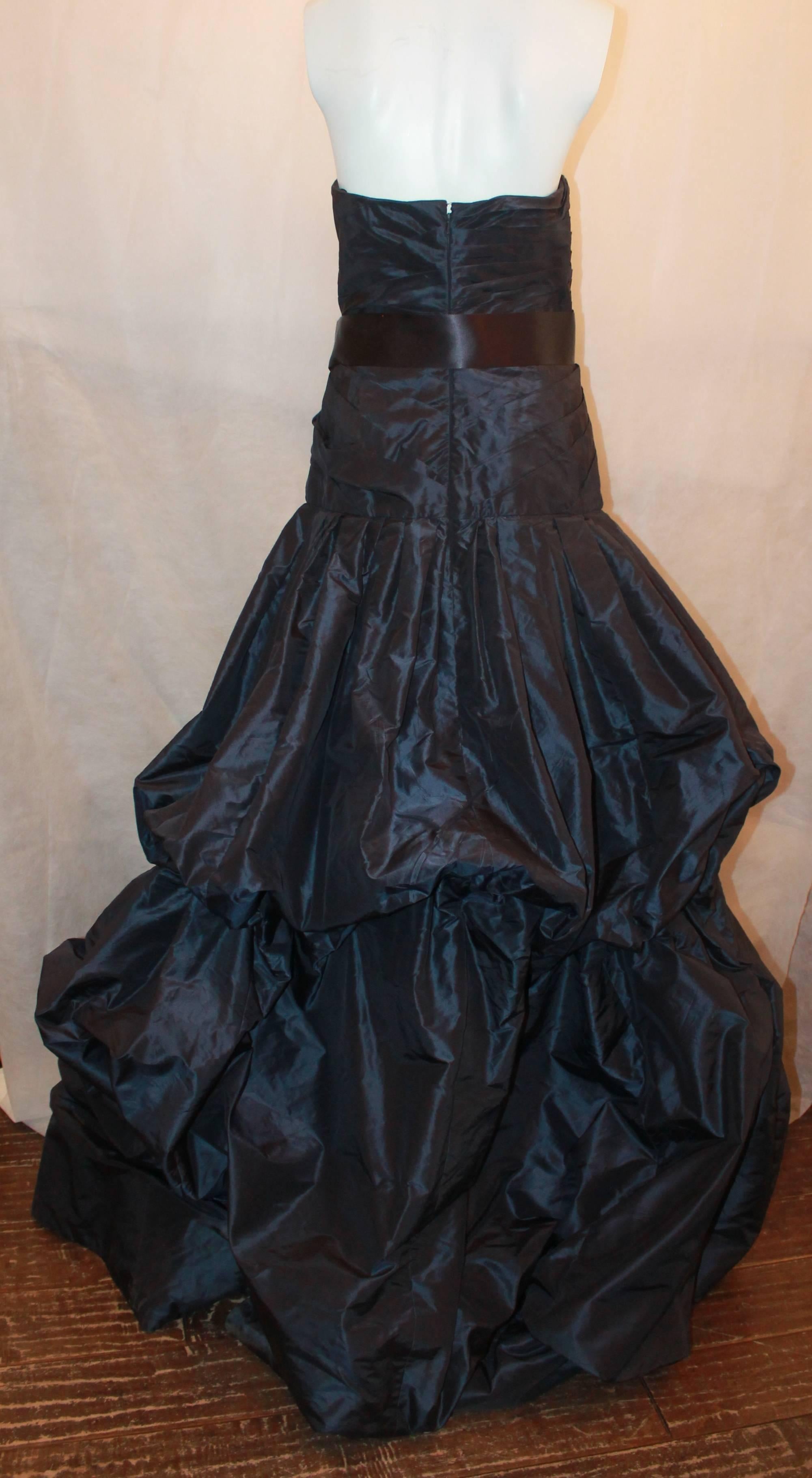 Oscar de la Renta Navy Silk Taffeta Strapless Gown  In Excellent Condition For Sale In West Palm Beach, FL