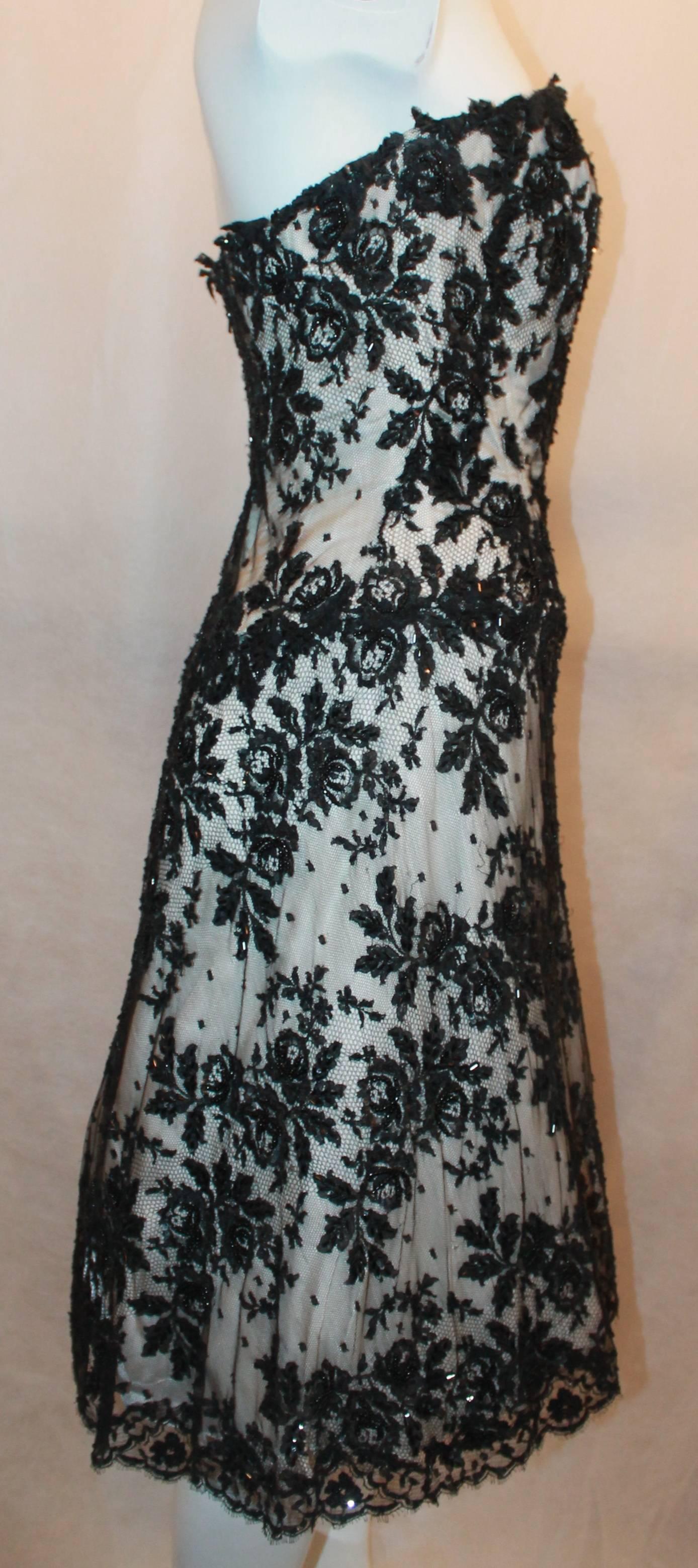 Vicky Tiel Schwarz-weißes trägerloses Kleid aus Spitze mit Perlen - 44 im Zustand „Hervorragend“ im Angebot in West Palm Beach, FL