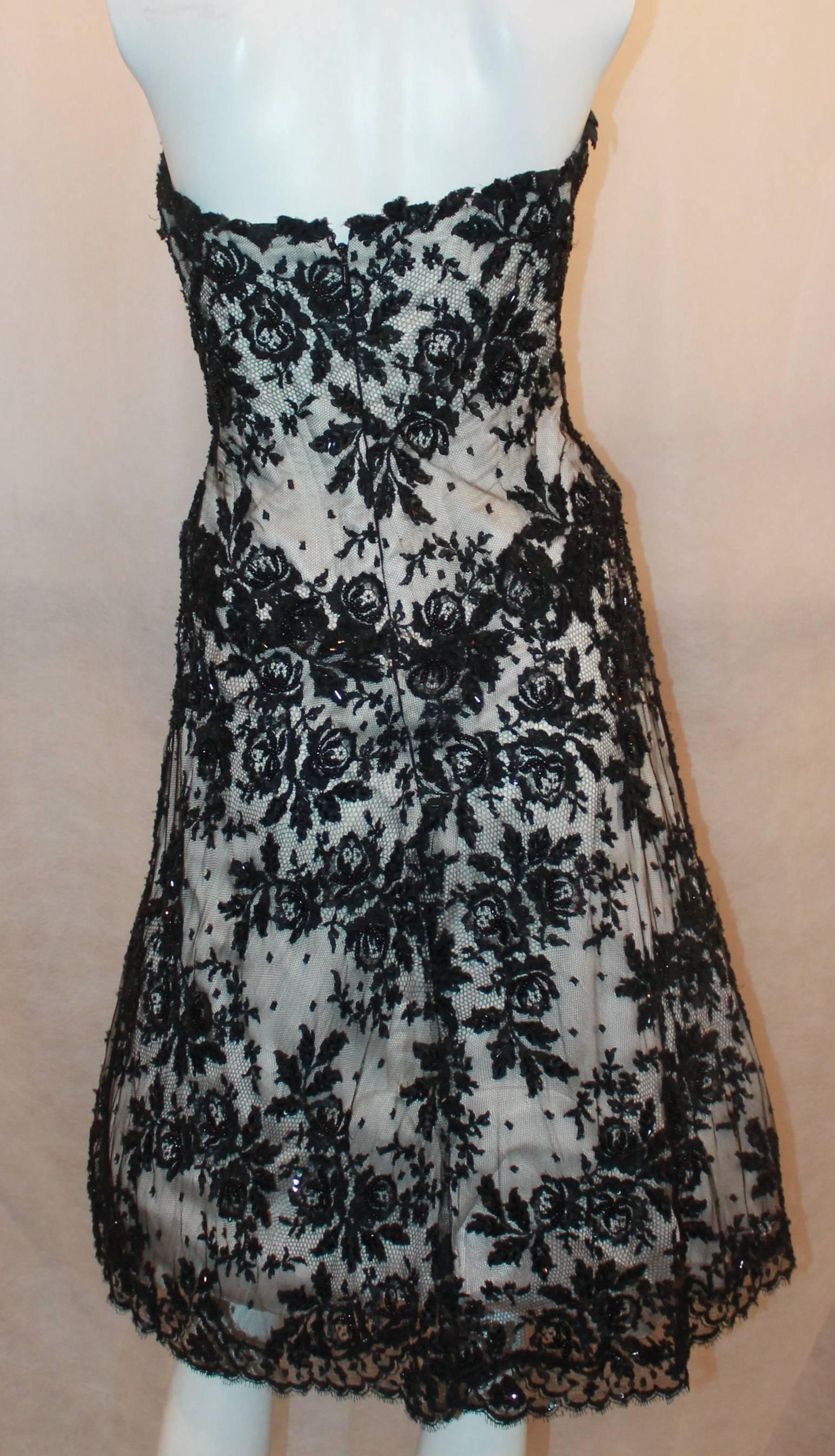 Vicky Tiel Schwarz-weißes trägerloses Kleid aus Spitze mit Perlen - 44 Damen im Angebot