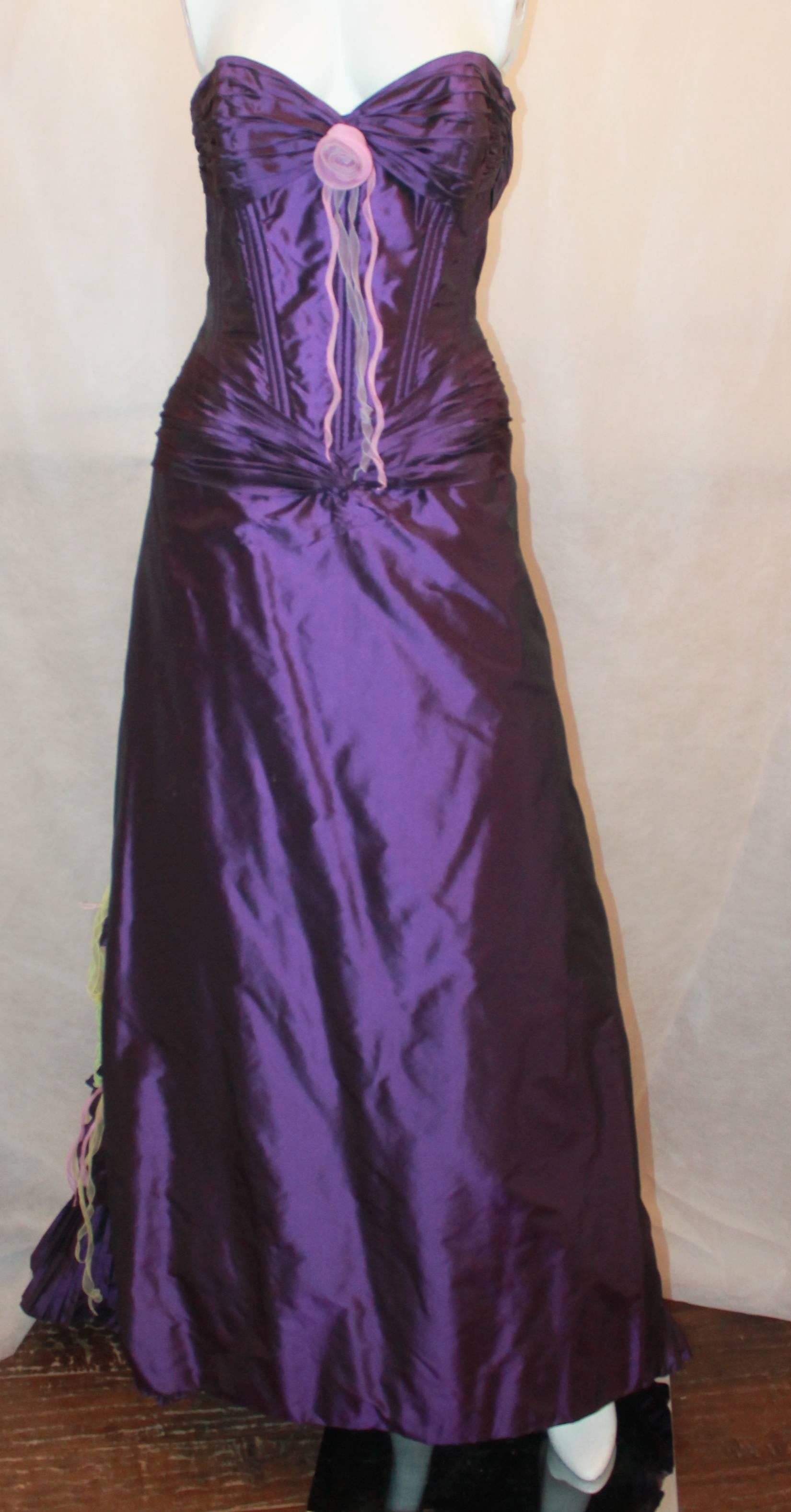 Vicky Tiel Vestido sin tirantes de tafetán de seda morado con detalle floral de organza en la espalda - 42.  Este vestido especial está en excelentes condiciones.  Este vestido está confeccionado en tafetán de seda morado, lleva un corsé incorporado
