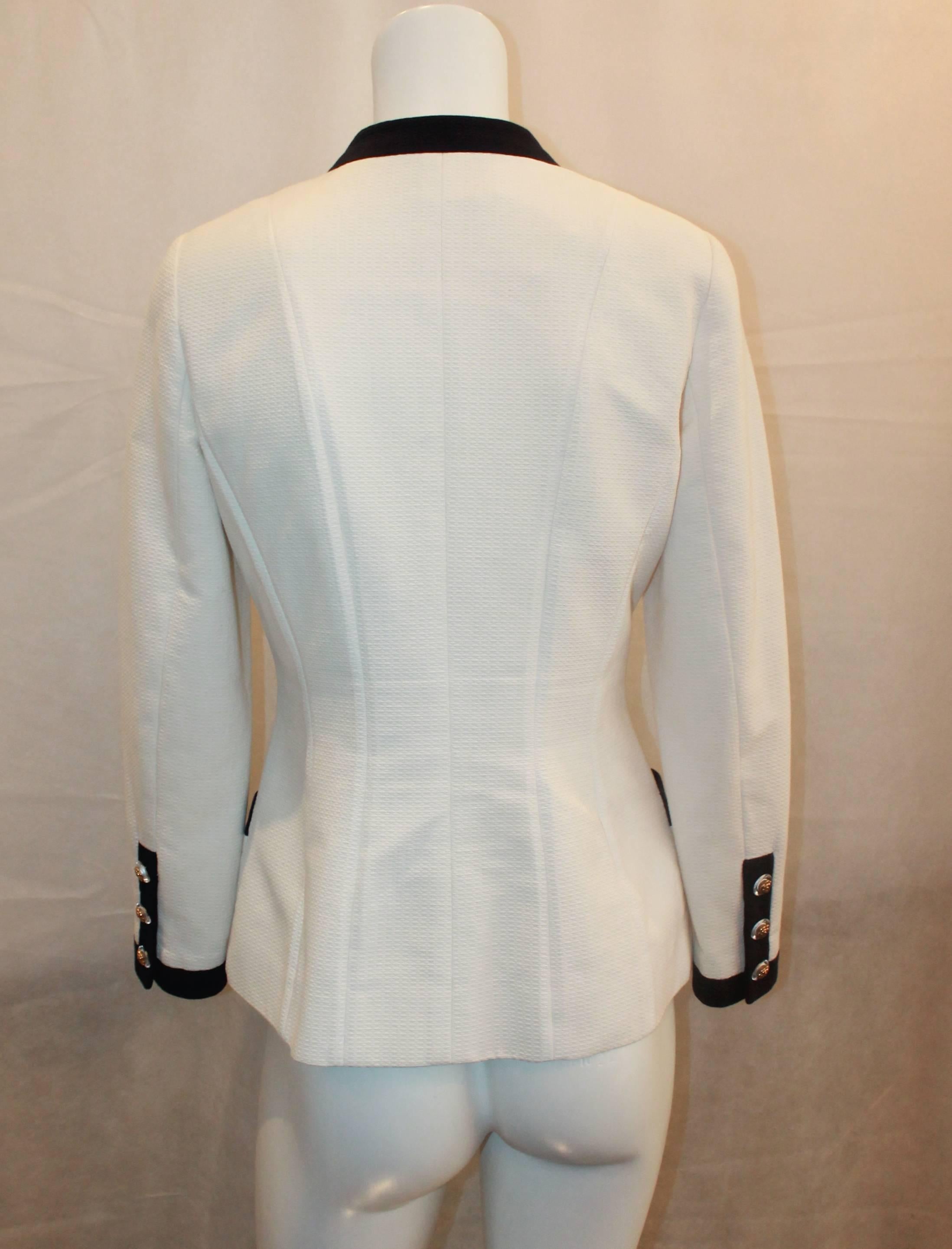 Gris Chanel - Veste blanche à 4 poches avec bordure bleu marine et boutons camélia, années 38 - 1980 en vente