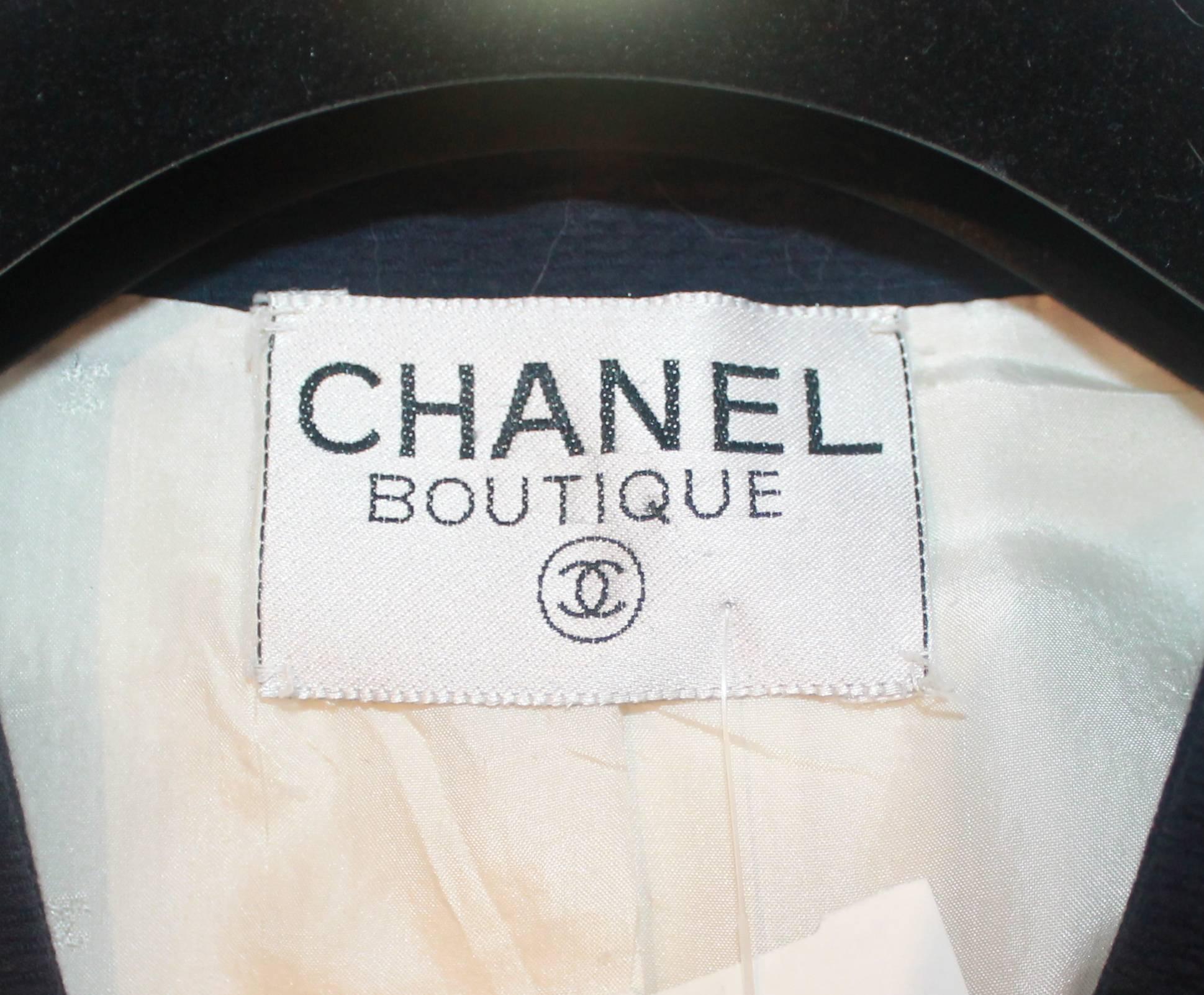 Chanel - Veste blanche à 4 poches avec bordure bleu marine et boutons camélia, années 38 - 1980 Pour femmes en vente