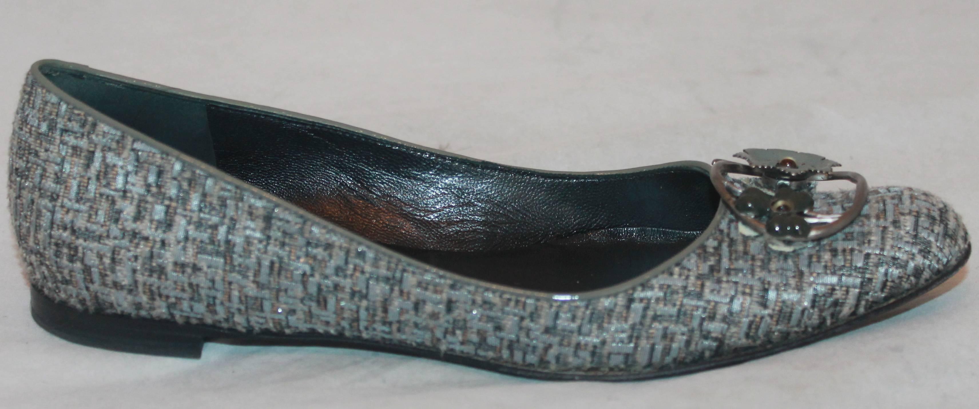 Salvatore Ferragamo Tweed gris avec boucle d'orteil à fleur en métal - 7AA.  Ces jolies chaussures sont en très bon état avec seulement un peu d'usure sur le fond.  Elles présentent une jolie matière tweed grise, une pièce métallique en forme de