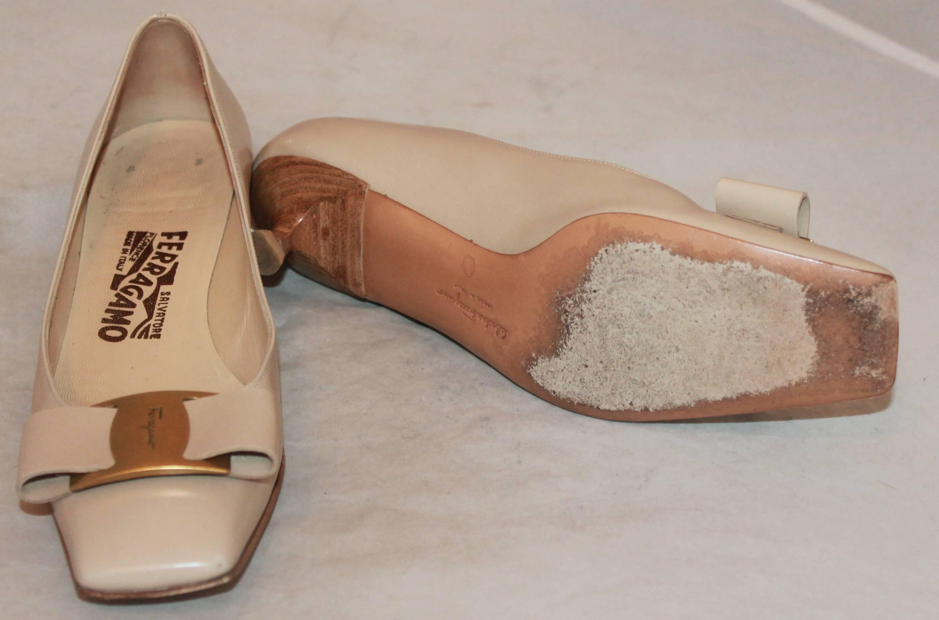 Women's Salvatore Ferragamo Tan Leather Classic Kitten Heel Pump w/ Front Gold - 7AA